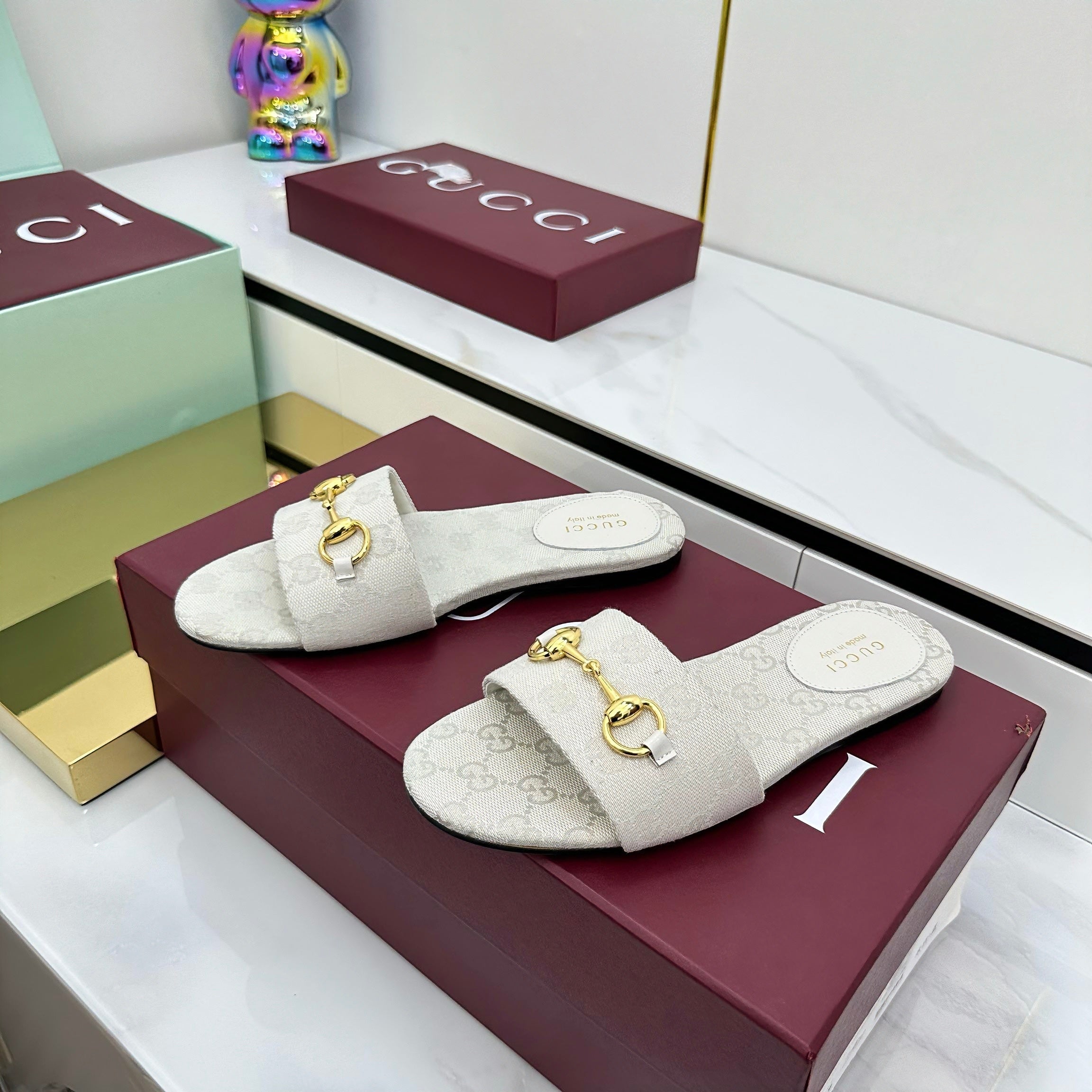GG SLIDES IN IVORY WITH GOLD HARDWARE