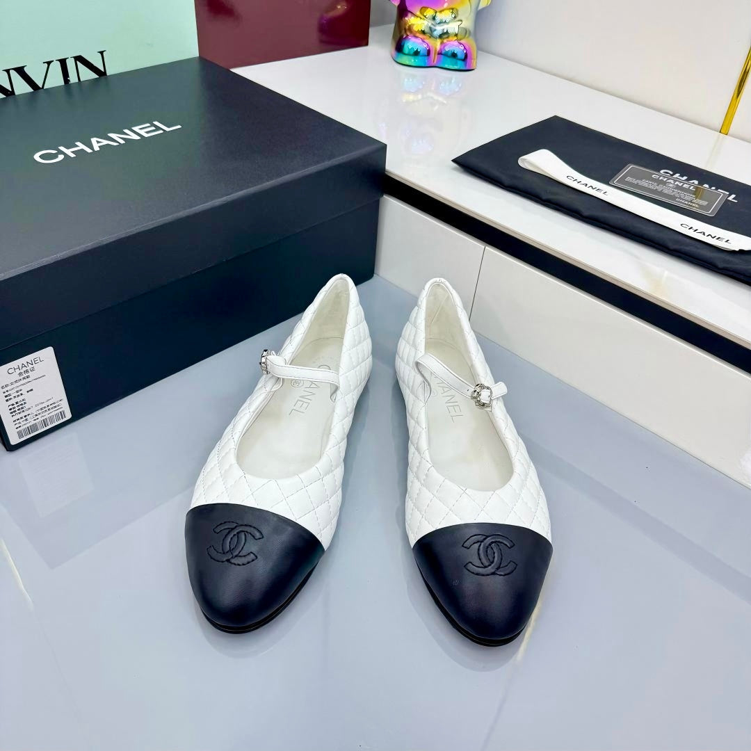 CC MARY JANE FLAT 25S IN WHITE LAMBSKIN EMBOSSED LOGO