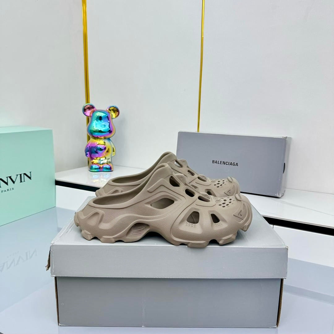 BALENCIAGA 25S POOL CROCS SLIDE IN TAUPE BROWN SYNTHETIC RUBBER