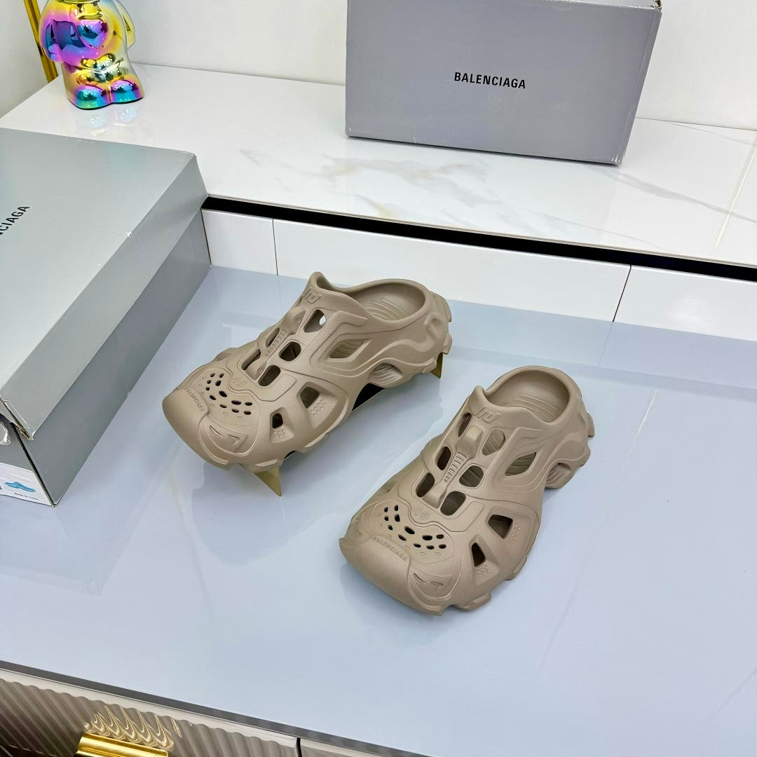 BALENCIAGA 25S POOL CROCS SLIDE IN TAUPE BROWN SYNTHETIC RUBBER