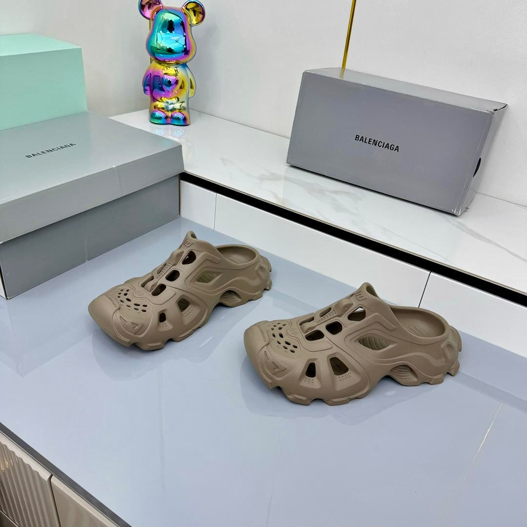 BALENCIAGA 25S POOL CROCS SLIDE IN TAUPE BROWN SYNTHETIC RUBBER