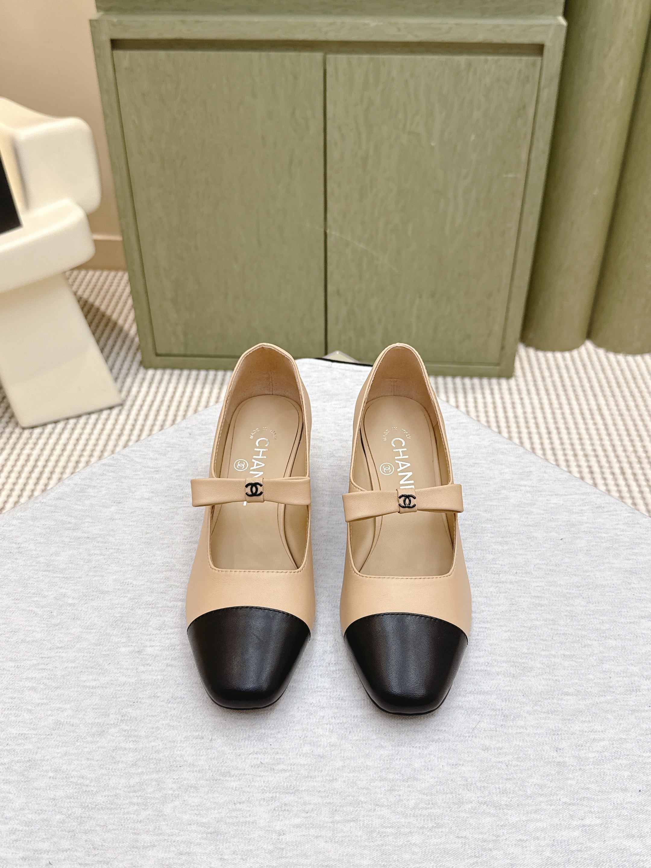 CHANEL 25S MARY JANE SHOES IN BEIGE SHEEPSKIN MIX BLACK GLOSSY WITH BOW