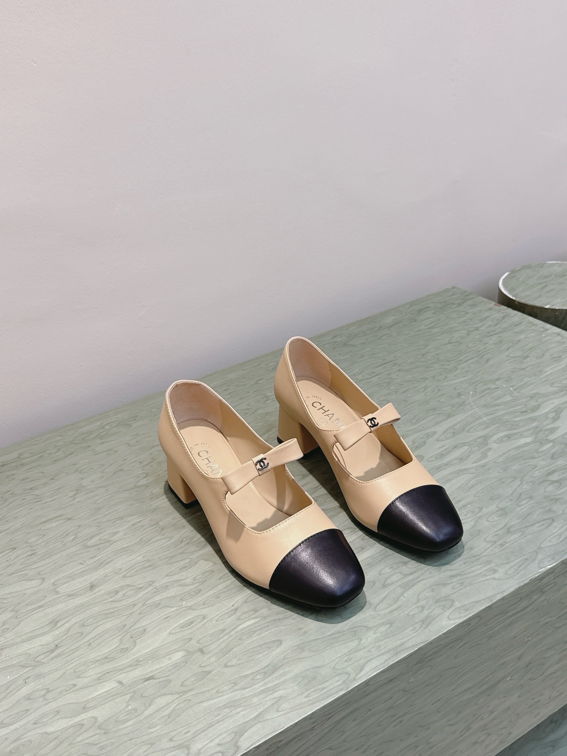 CHANEL 25S MARY JANE SHOES IN BEIGE SHEEPSKIN MIX BLACK GLOSSY WITH BOW