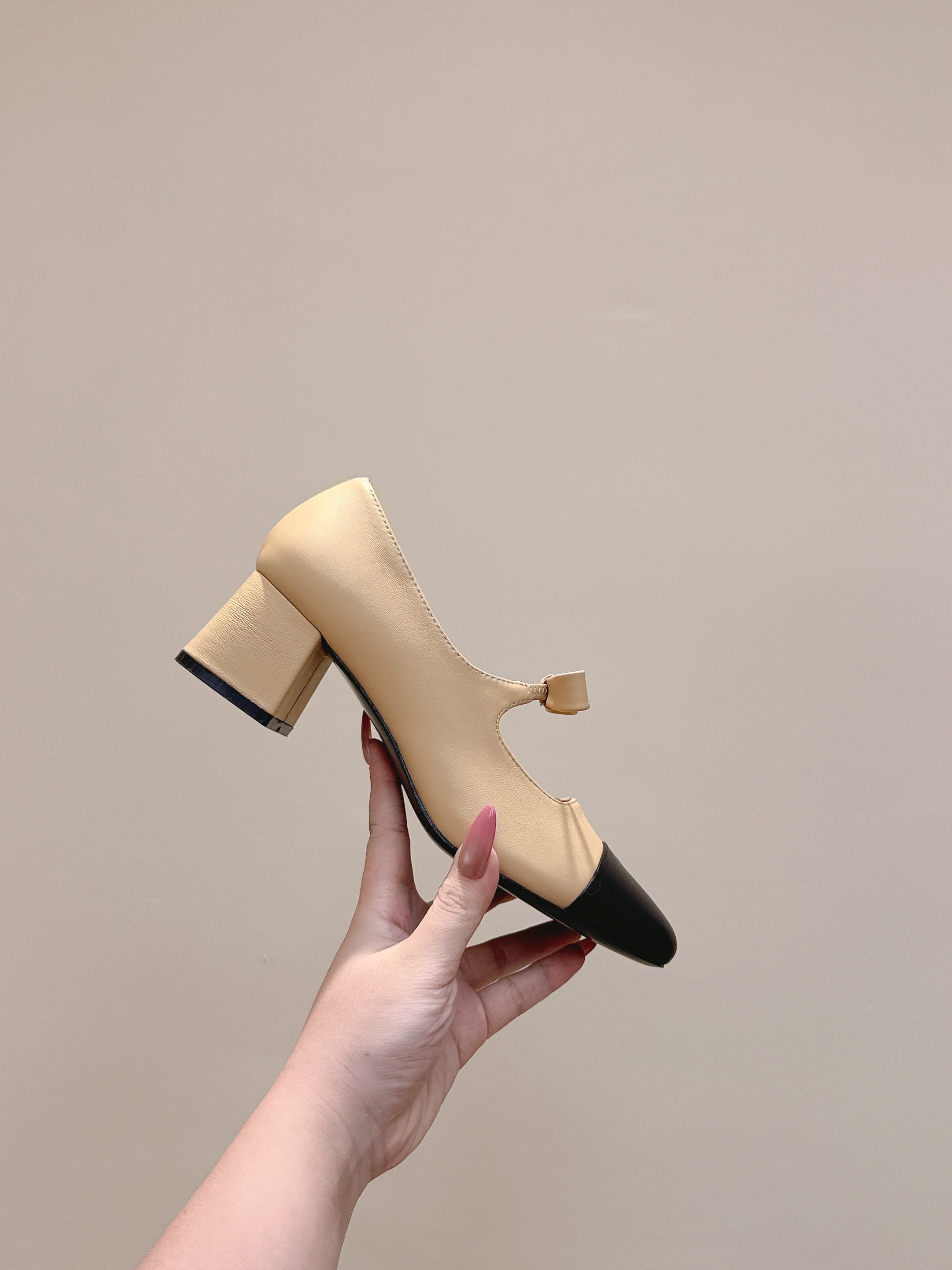 CHANEL 25S MARY JANE SHOES IN BEIGE SHEEPSKIN MIX BLACK GLOSSY WITH BOW