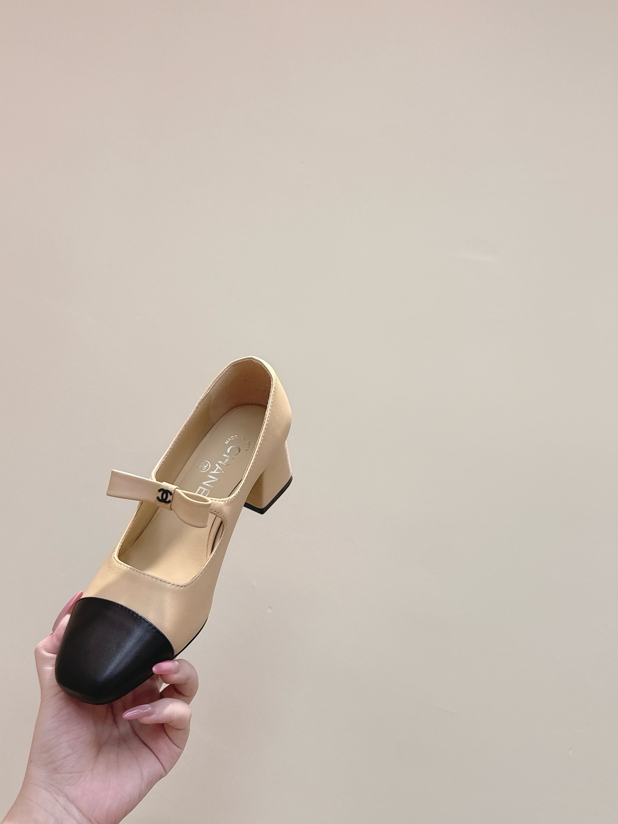 CHANEL 25S MARY JANE SHOES IN BEIGE SHEEPSKIN MIX BLACK GLOSSY WITH BOW