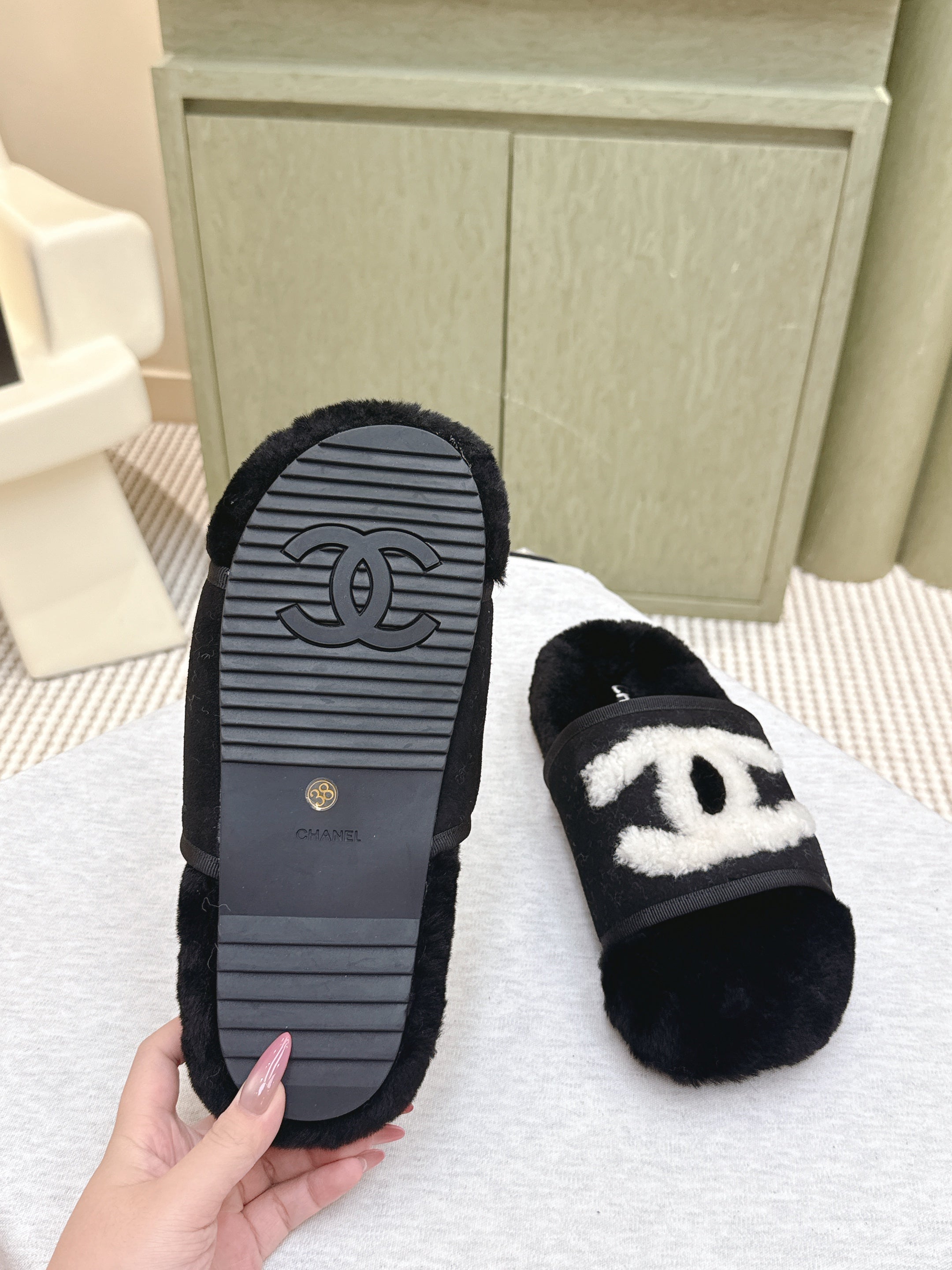 CHANEL 25S FUR SLIPPERS DOUBLE-LAYERED IN BLACK WITH WHITE CC LOGO