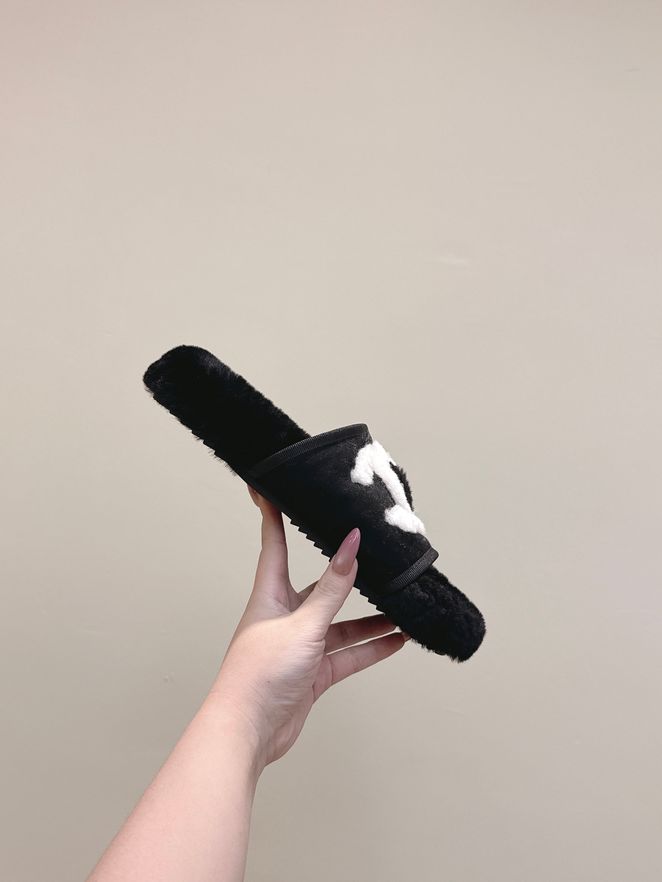 CHANEL 25S FUR SLIPPERS DOUBLE-LAYERED IN BLACK WITH WHITE CC LOGO