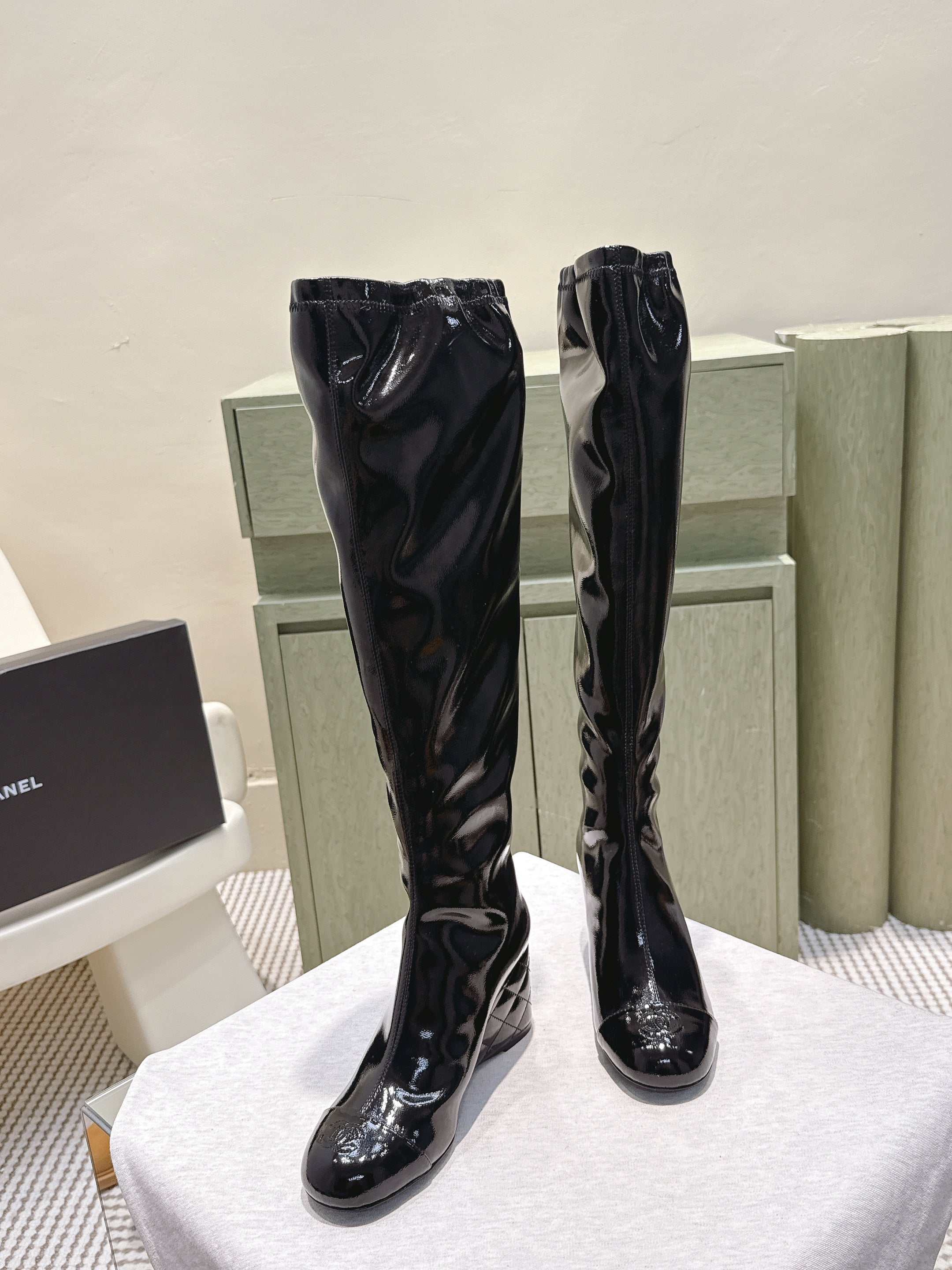 CHANEL 25S KNEE-HIGH BOOTS 60MM IN BLACK PATENT CALFSKIN WEDGE HEELS