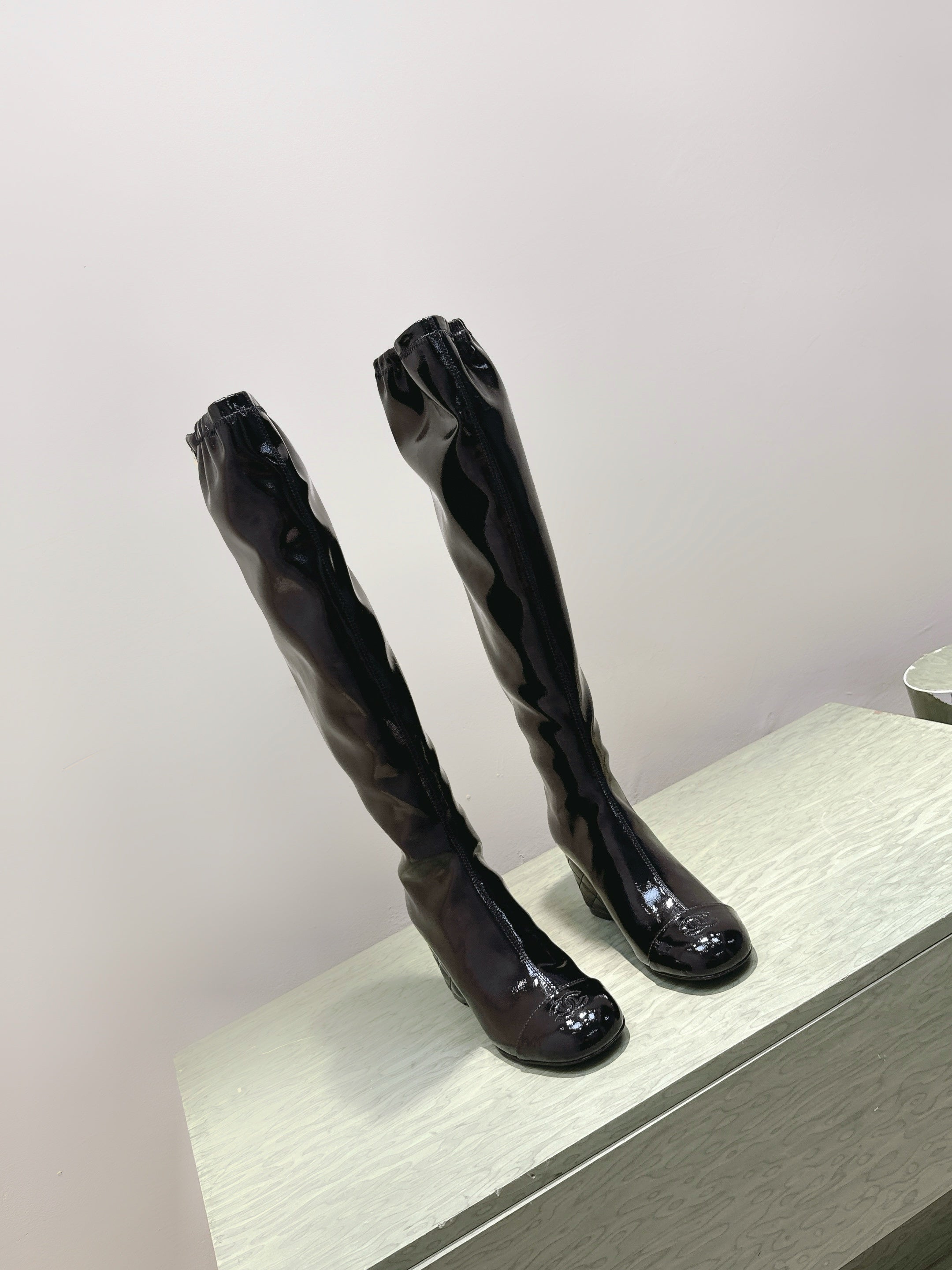 CHANEL 25S KNEE-HIGH BOOTS 60MM IN BLACK PATENT CALFSKIN WEDGE HEELS