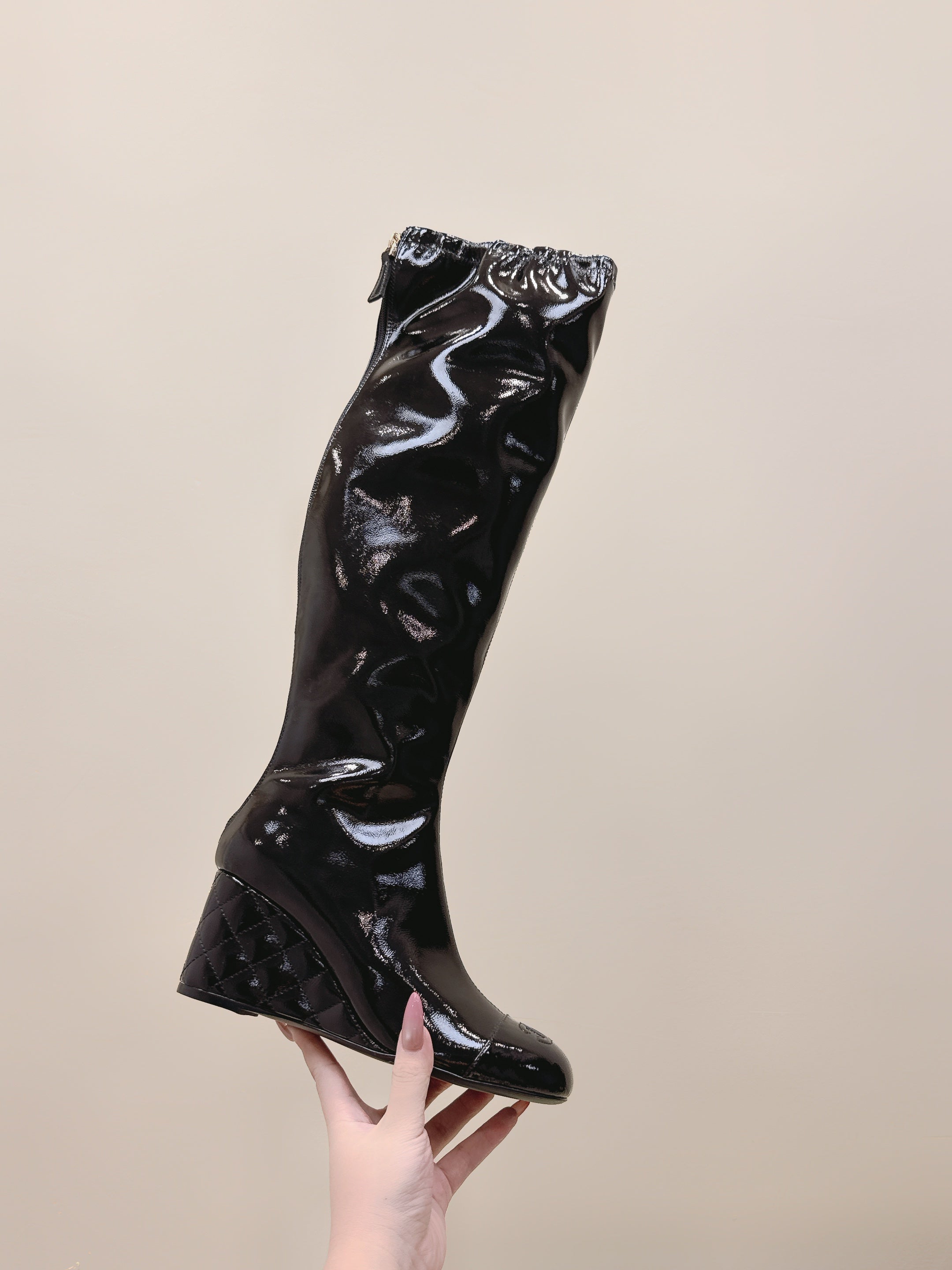 CHANEL 25S KNEE-HIGH BOOTS 60MM IN BLACK PATENT CALFSKIN WEDGE HEELS