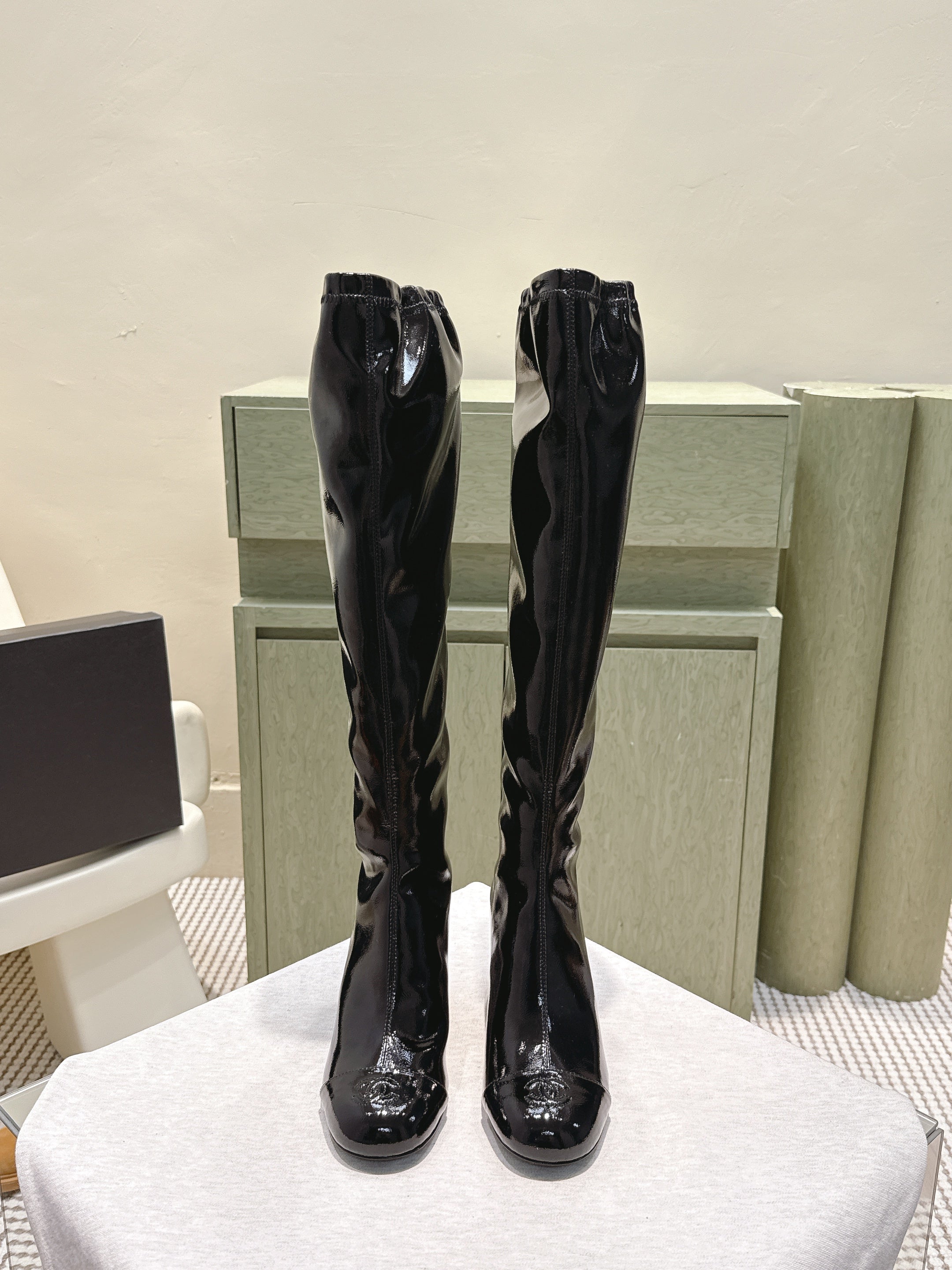 CHANEL 25S KNEE-HIGH BOOTS 60MM IN BLACK PATENT CALFSKIN WEDGE HEELS