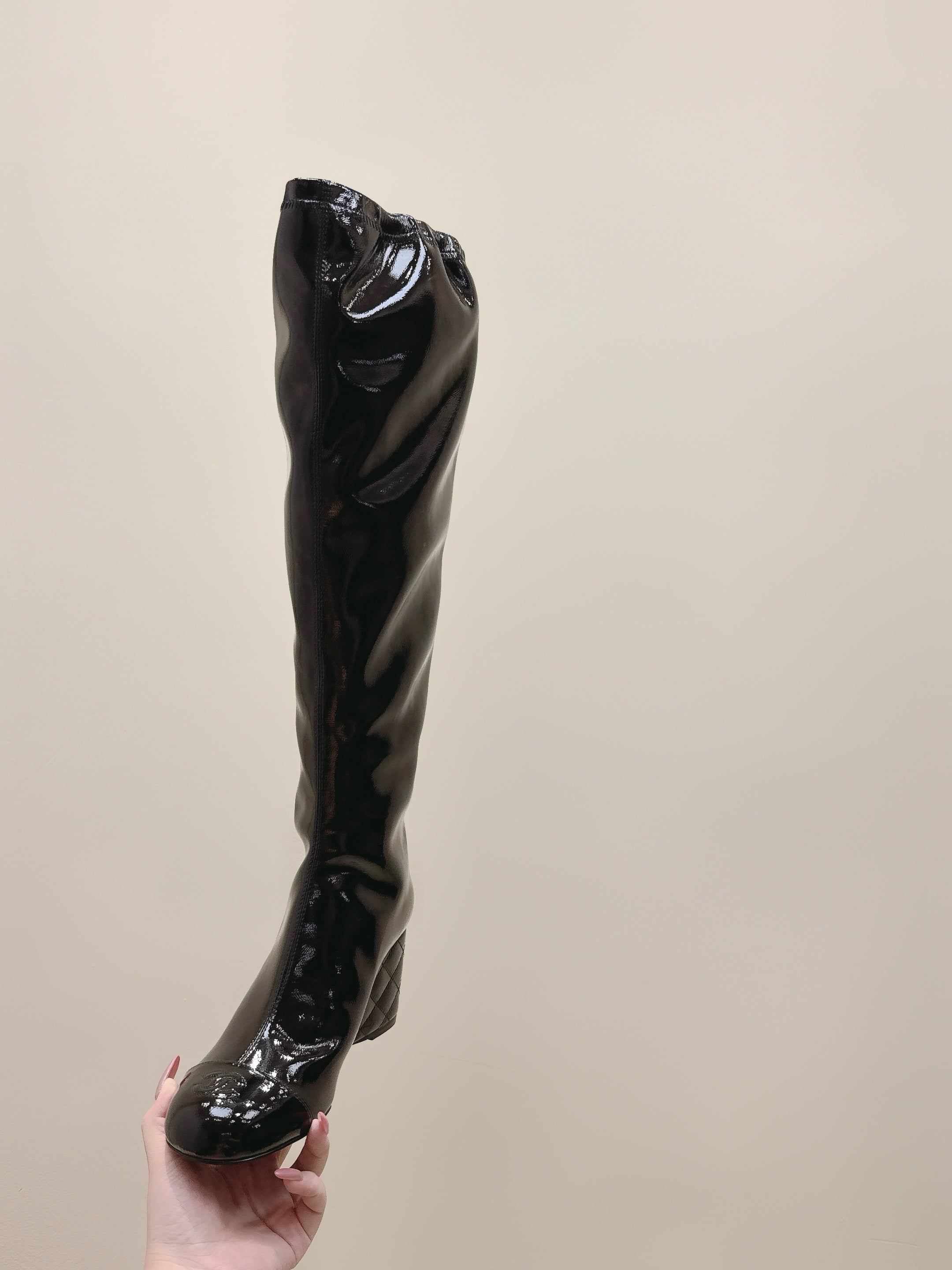 CHANEL 25S KNEE-HIGH BOOTS 60MM IN BLACK PATENT CALFSKIN WEDGE HEELS