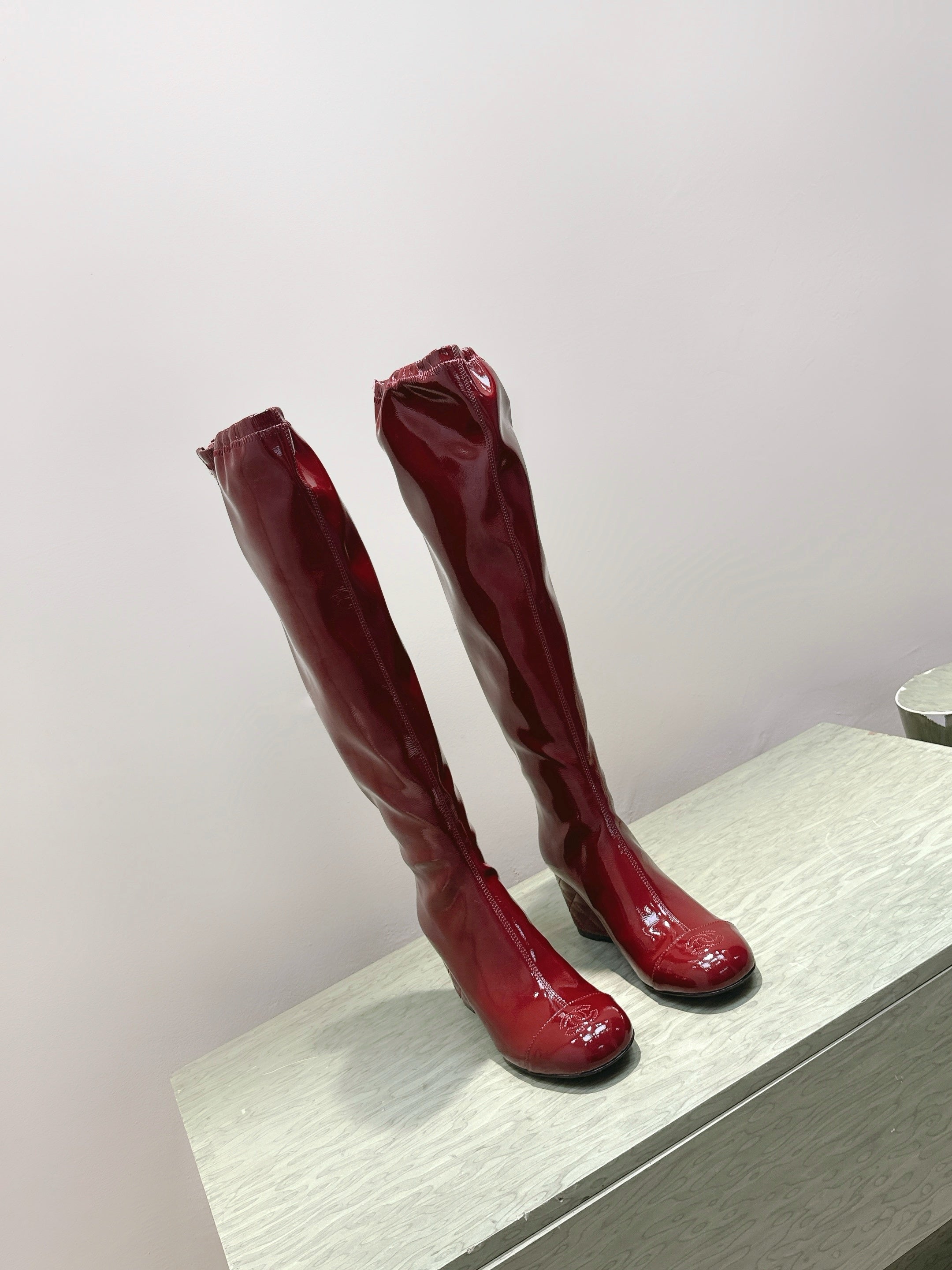 CHANEL 25S KNEE-HIGH BOOTS 60MM IN BURGUNDY PATENT CALFSKIN WEDGE HEELS