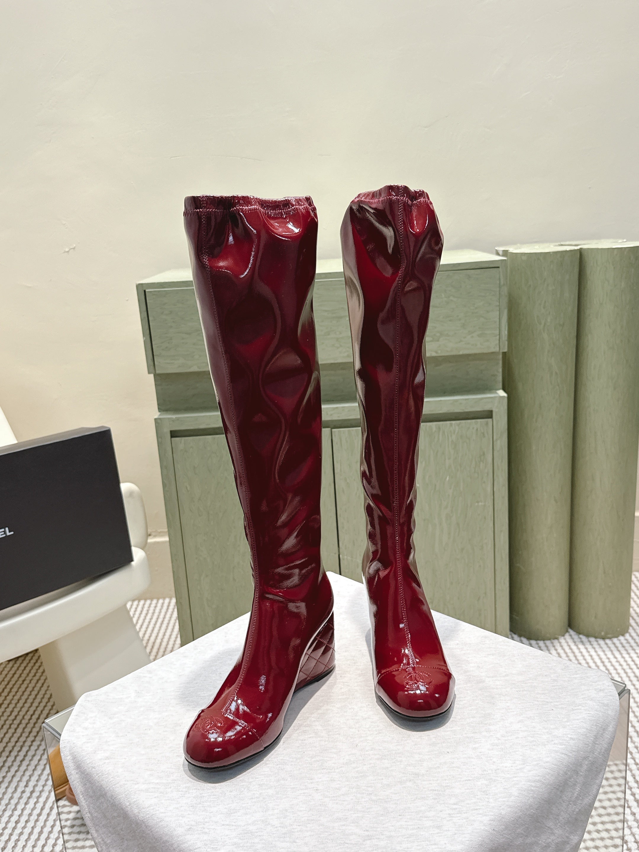 CHANEL 25S KNEE-HIGH BOOTS 60MM IN BURGUNDY PATENT CALFSKIN WEDGE HEELS