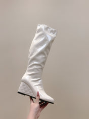 CHANEL 25S KNEE-HIGH BOOTS 60MM IN WHITE PATENT CALFSKIN WEDGE HEELS