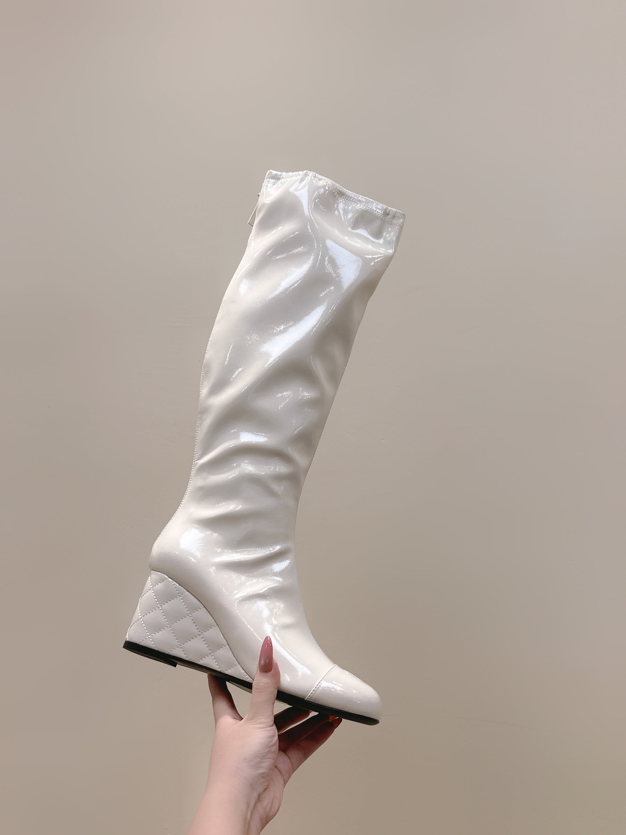 CHANEL 25S KNEE-HIGH BOOTS 60MM IN WHITE PATENT CALFSKIN WEDGE HEELS