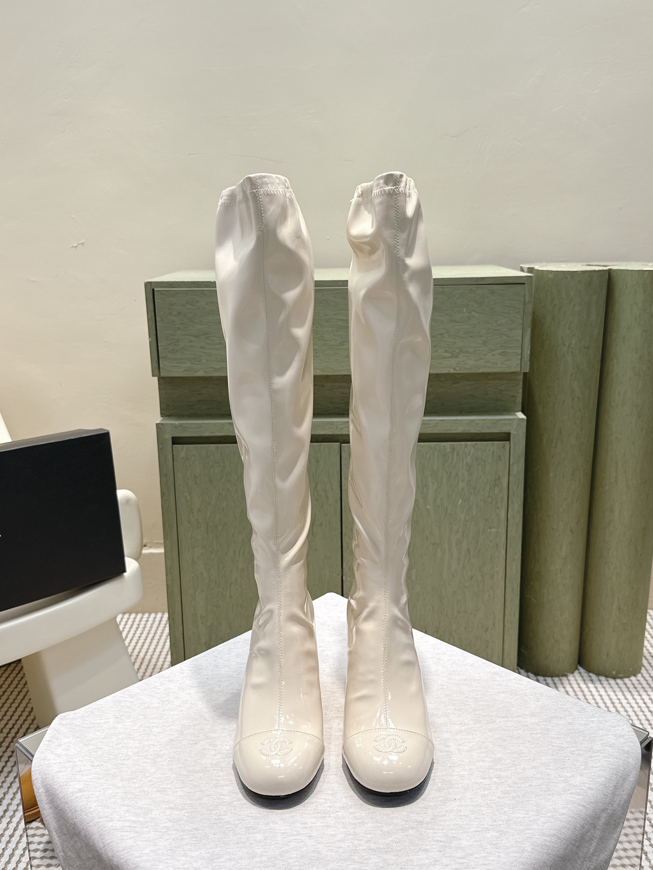 CHANEL 25S KNEE-HIGH BOOTS 60MM IN WHITE PATENT CALFSKIN WEDGE HEELS