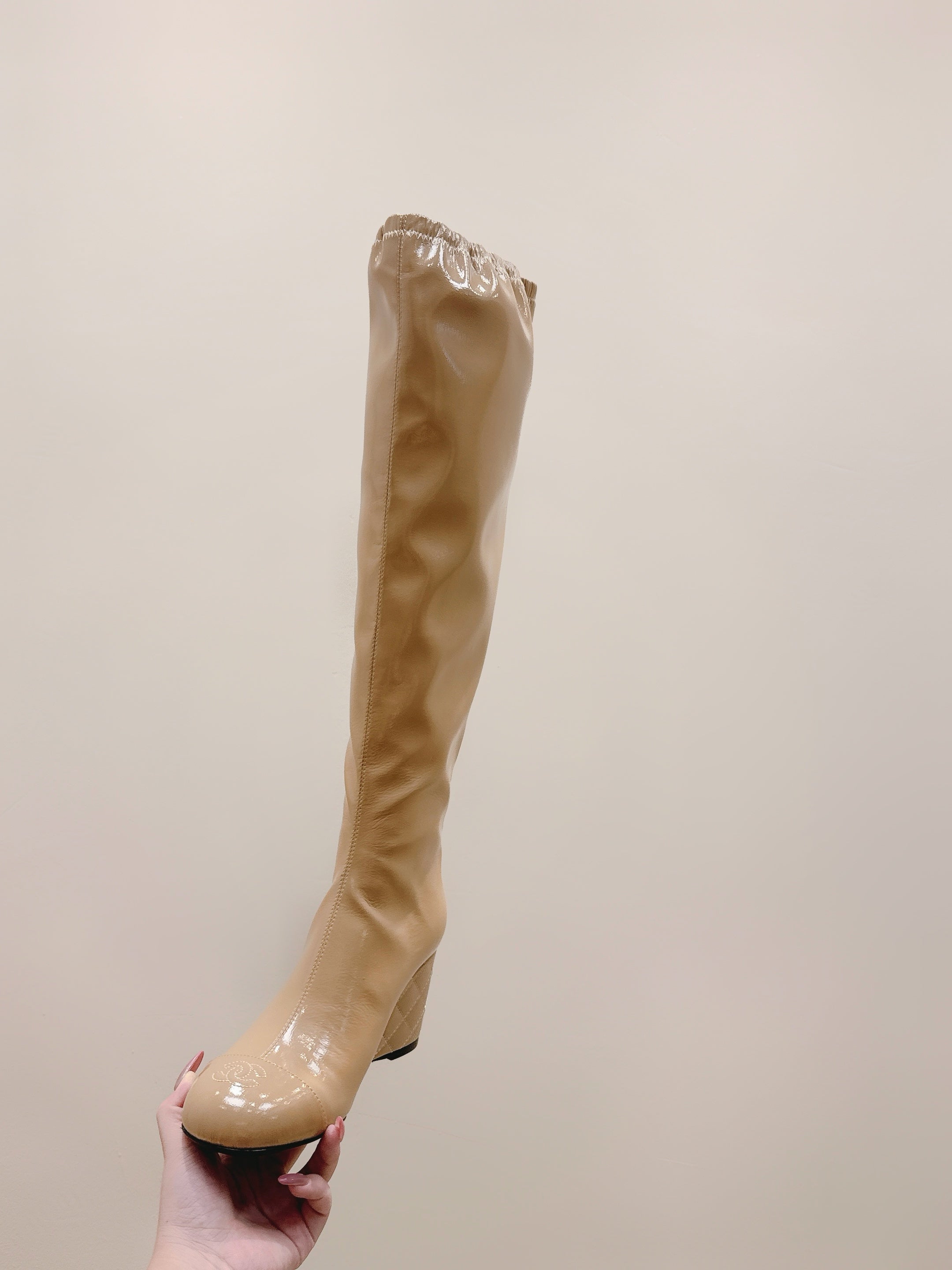 CHANEL 25S KNEE-HIGH BOOTS 60MM IN BEIGE PATENT CALFSKIN WEDGE HEELS