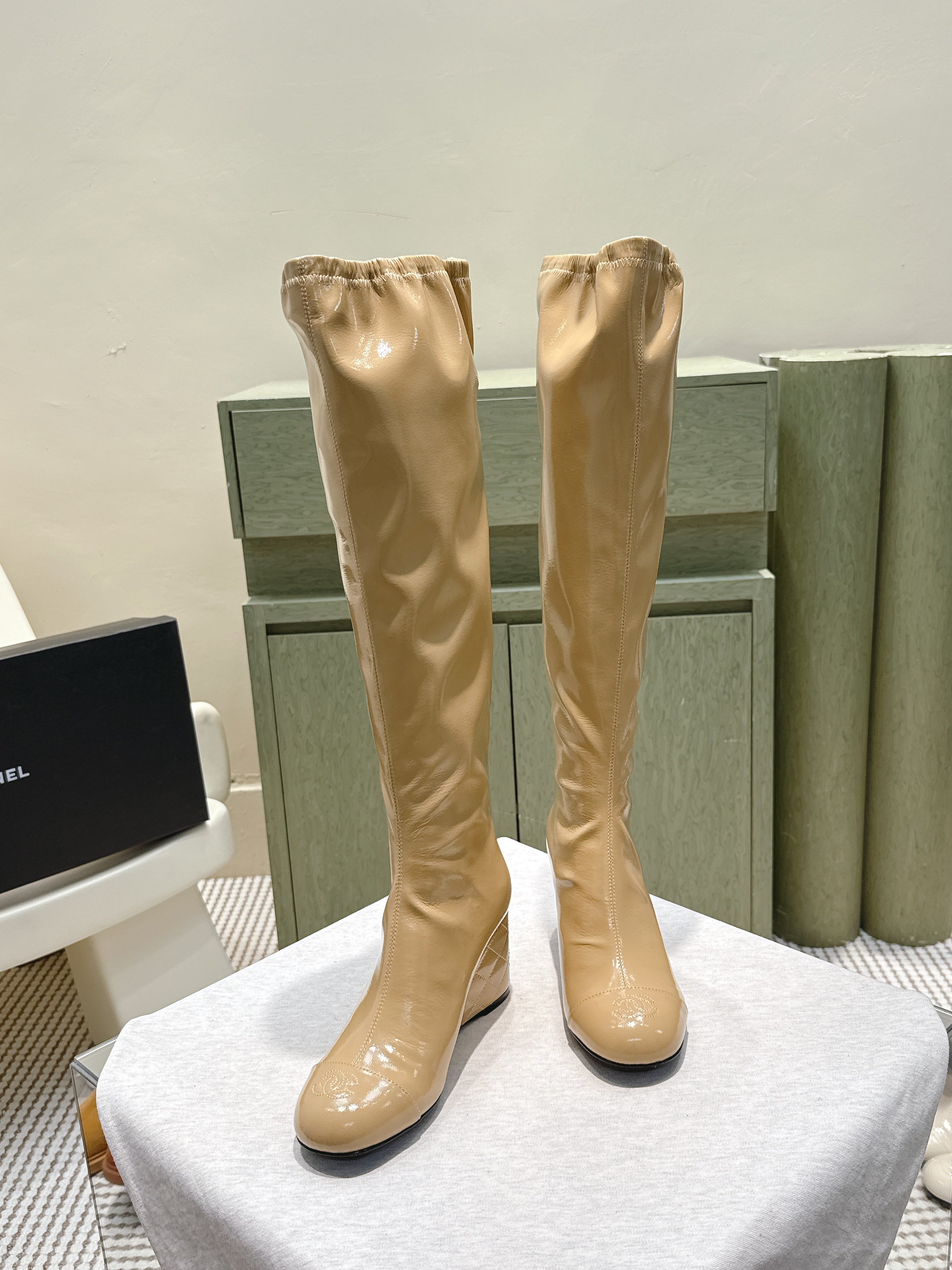 CHANEL 25S KNEE-HIGH BOOTS 60MM IN BEIGE PATENT CALFSKIN WEDGE HEELS