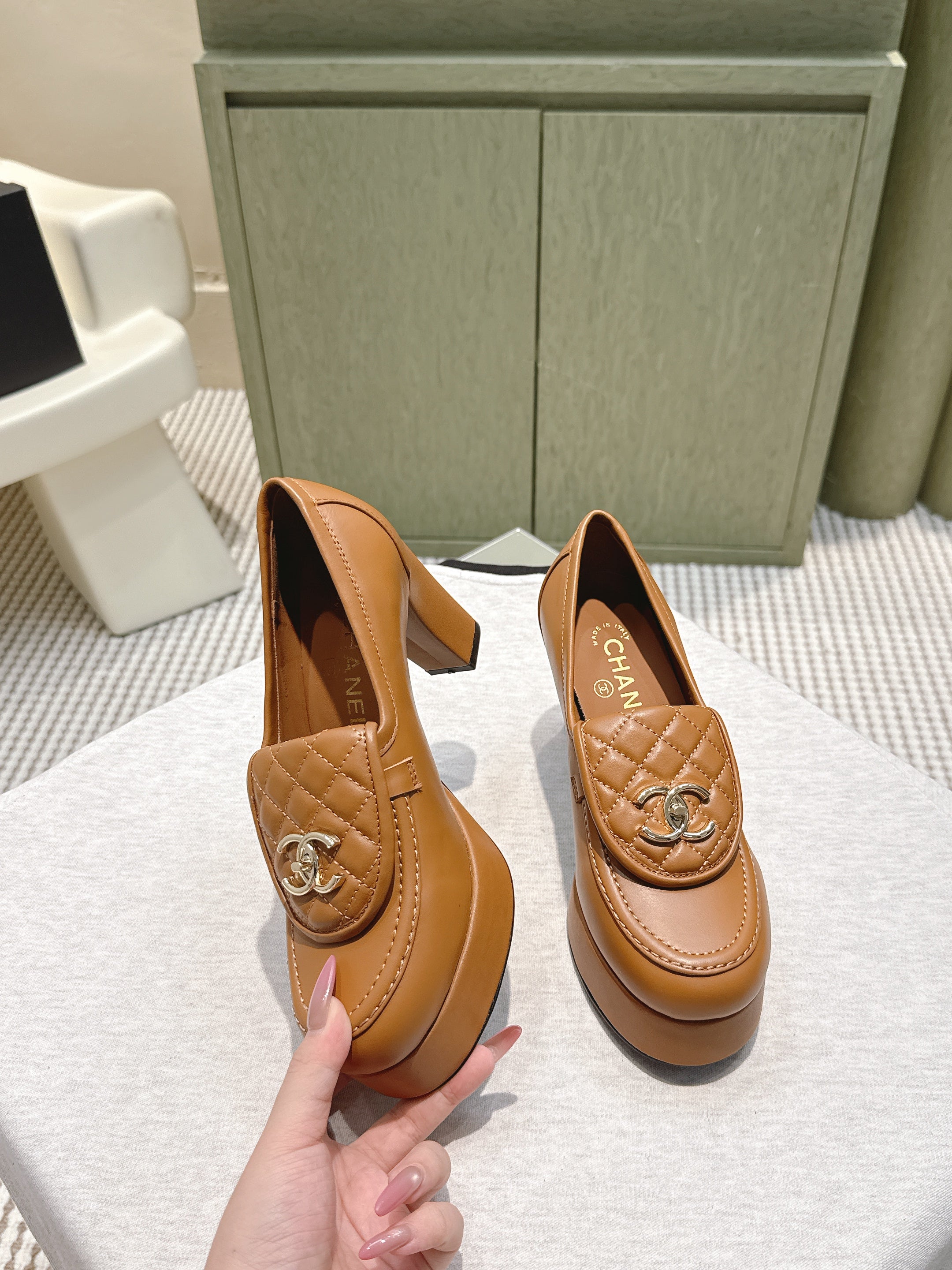 CHANEL 25S HIGH-HEELED MOCCASINS 80MM IN CARAMEL CALFSKIN GOLD HARDWARE