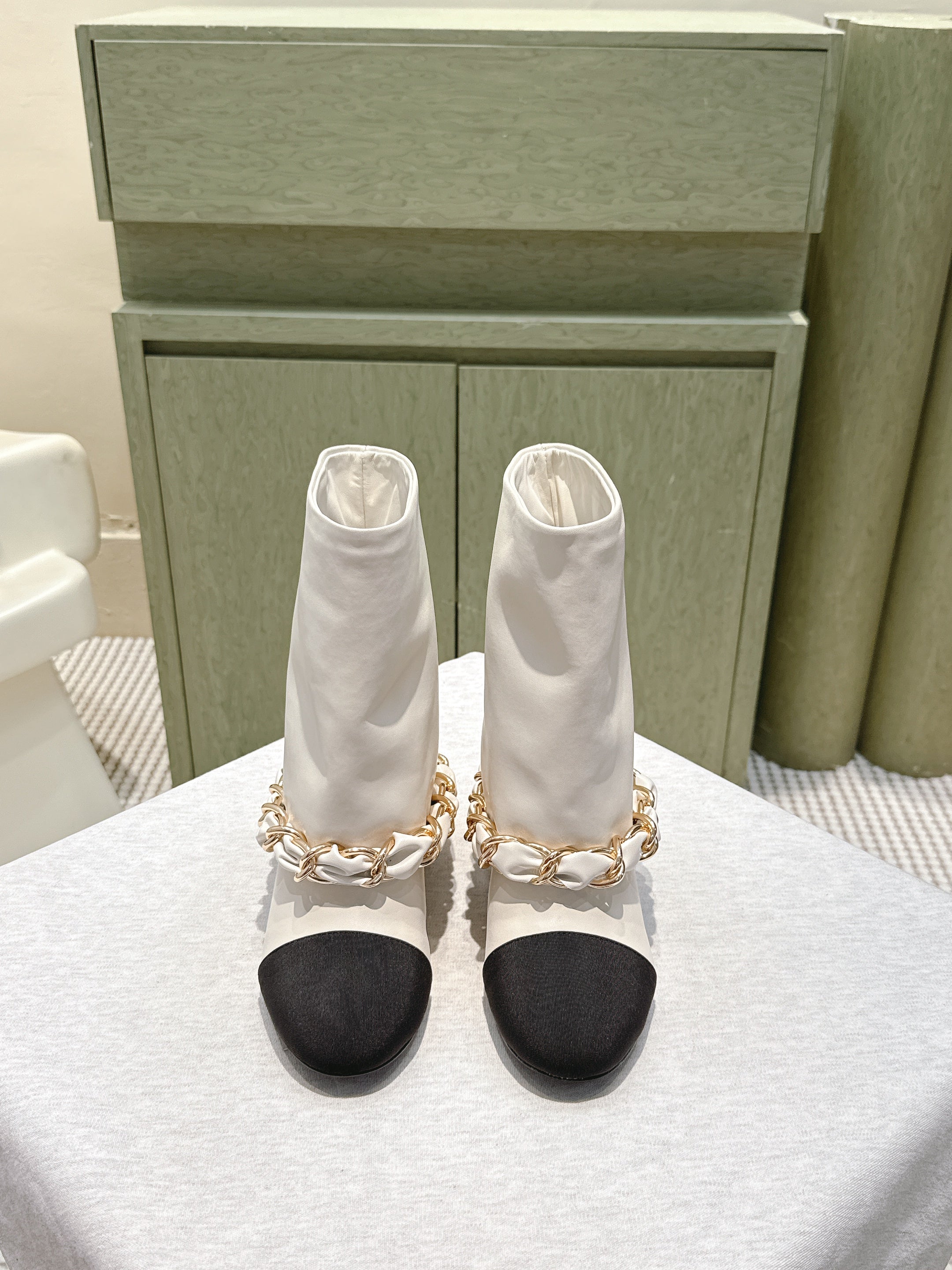 CHANEL 25S CALF-LENGTH BOOTS 45MM IN WHITE AND BLACK CALFSKIN GOLD HARDWARE