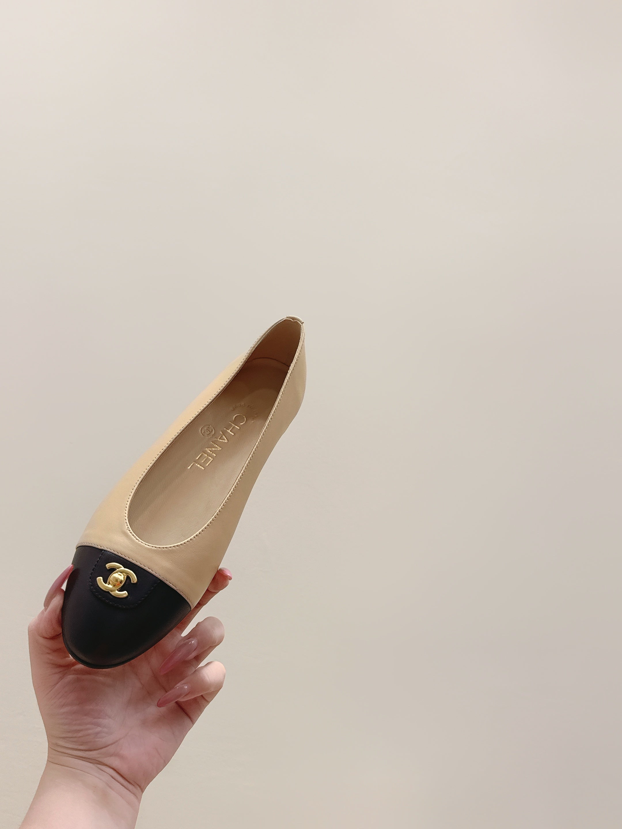 CHANEL 25S BALLET FLATS IN BEIGE CALFSKIN WITH BLACK CAP TOE GOLD HARDWARE