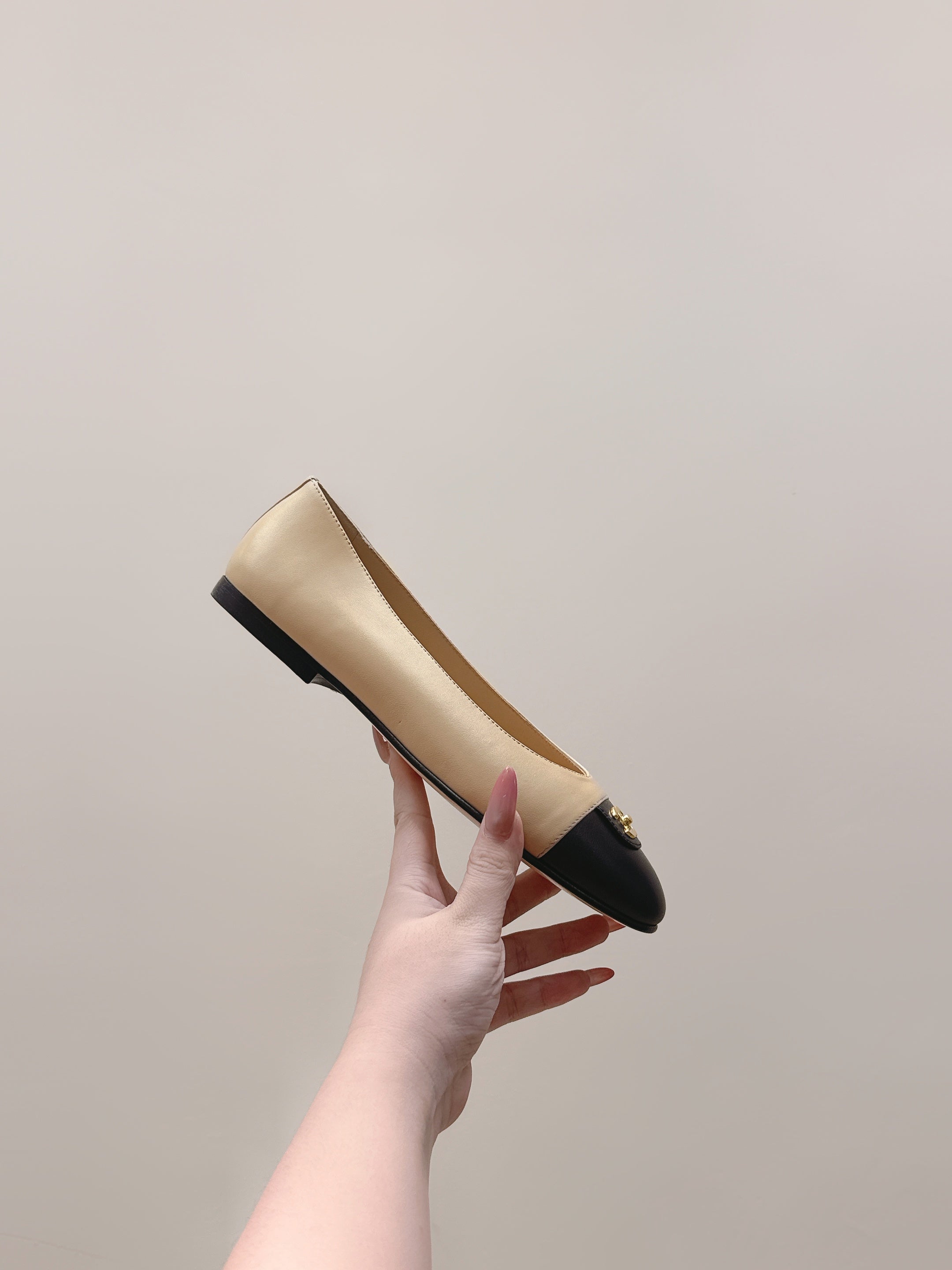 CHANEL 25S BALLET FLATS IN BEIGE CALFSKIN WITH BLACK CAP TOE GOLD HARDWARE