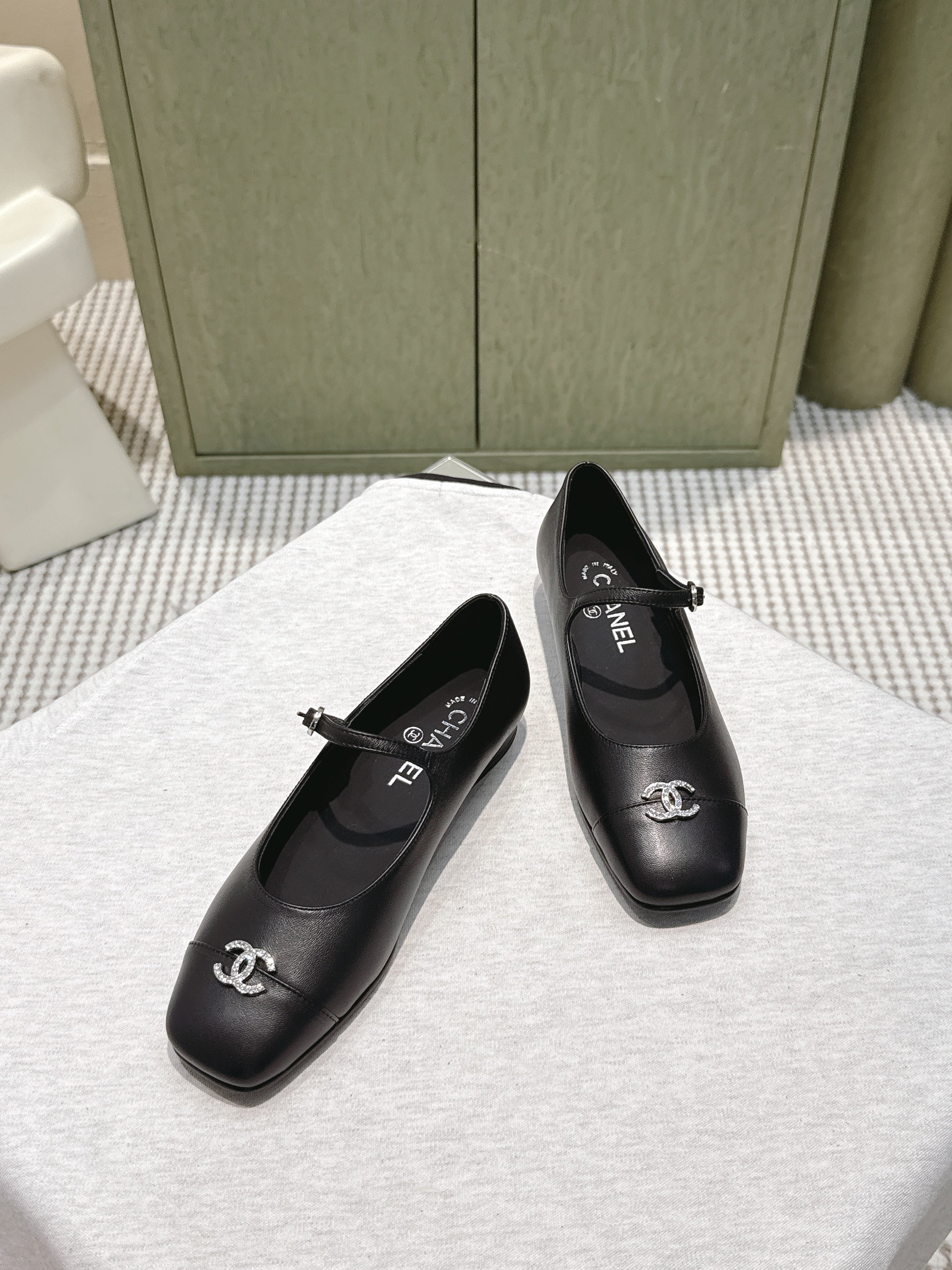 CHANEL 25S MARY JANE FLATS IN BLACK CALFSKIN SILVER HARDWARE