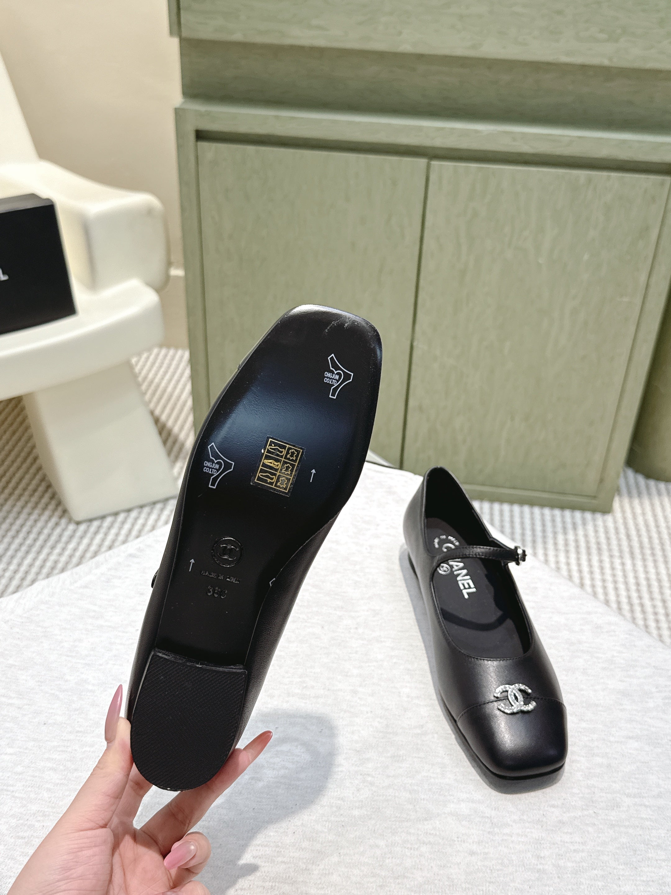 CHANEL 25S MARY JANE FLATS IN BLACK CALFSKIN SILVER HARDWARE