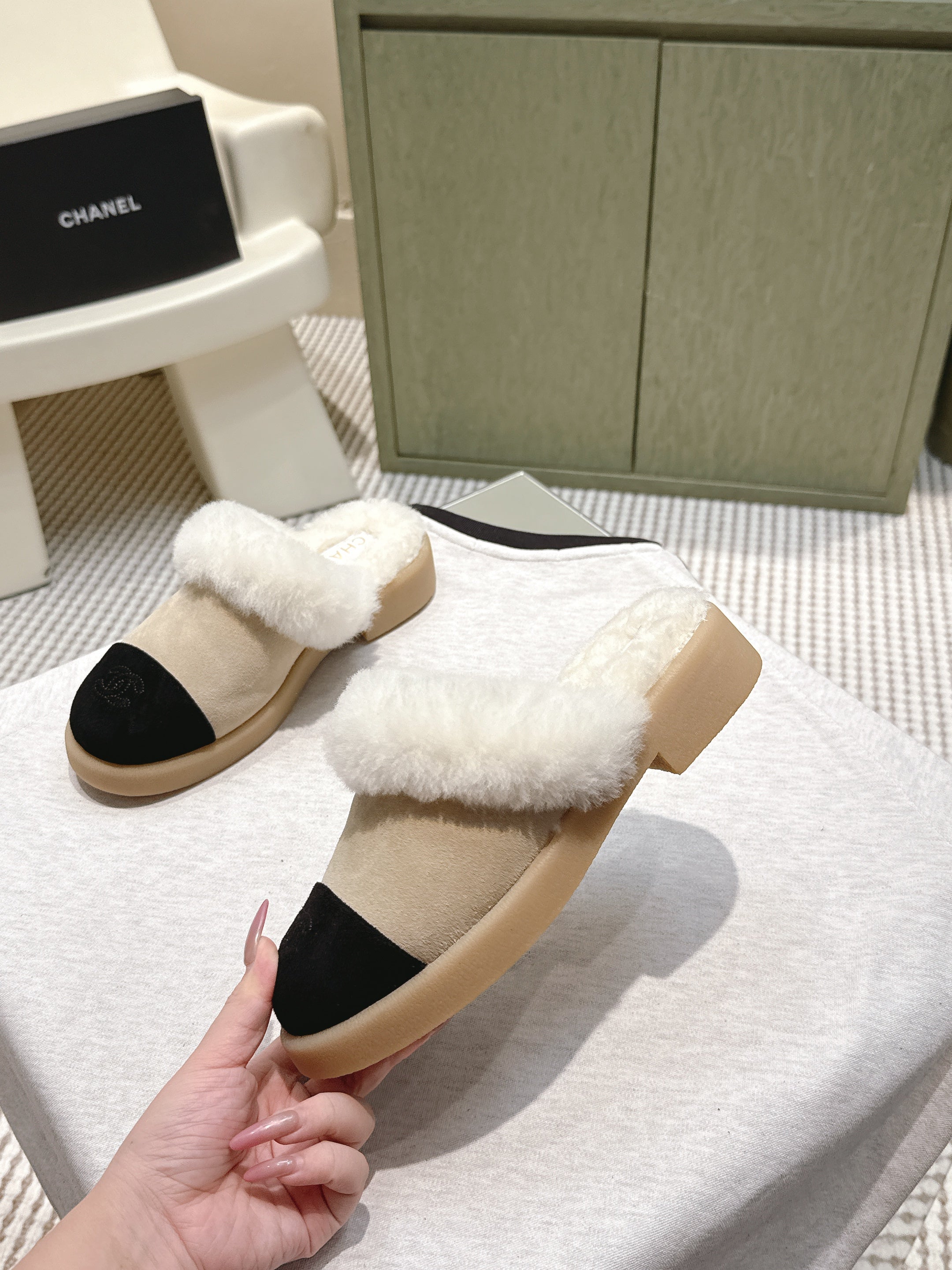 CHANEL 25S FUR-LINED MULES IN BEIGE AND BLACK SUEDE