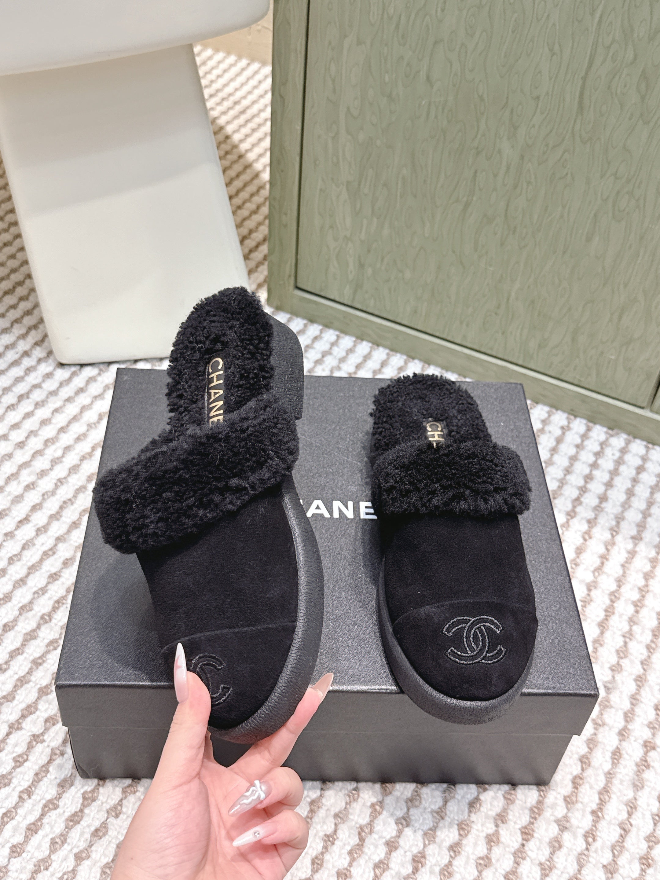 CHANEL 25S INDOOR SLIPPERS IN BLACK SUEDE FUR-LINED