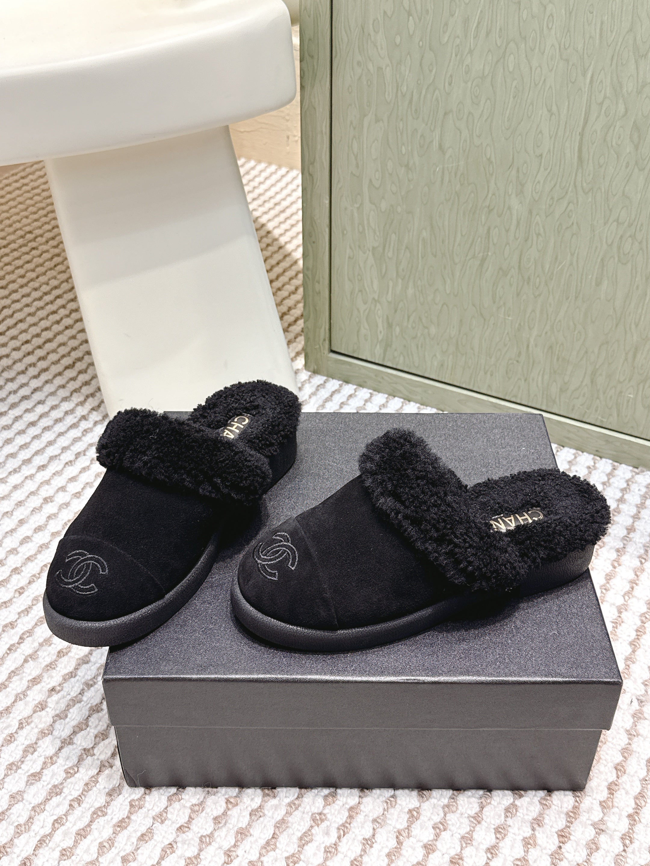 CHANEL 25S INDOOR SLIPPERS IN BLACK SUEDE FUR-LINED