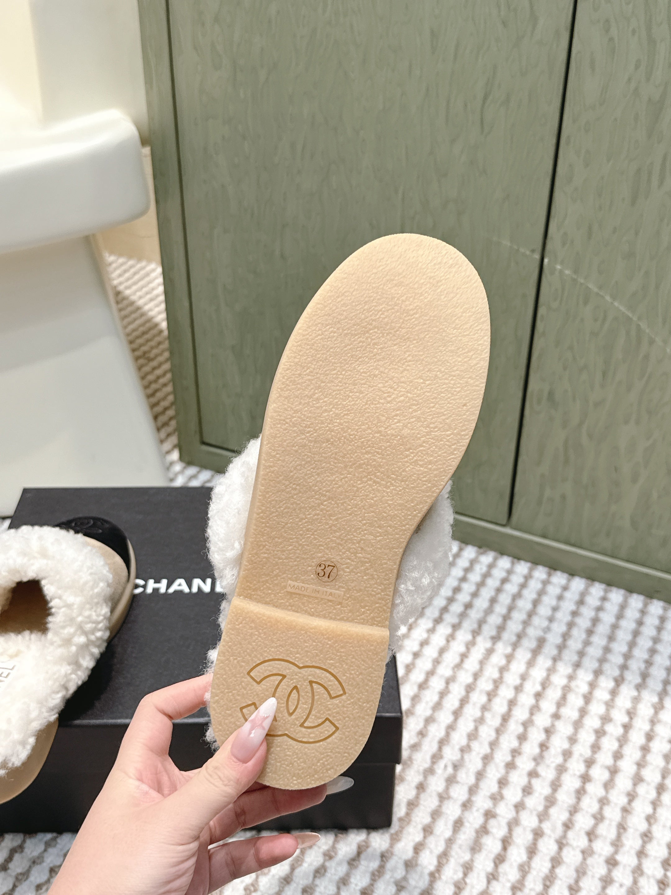 CHANEL 25S INDOOR SLIPPERS IN BEIGE AND BLACK SUEDE FUR-LINED