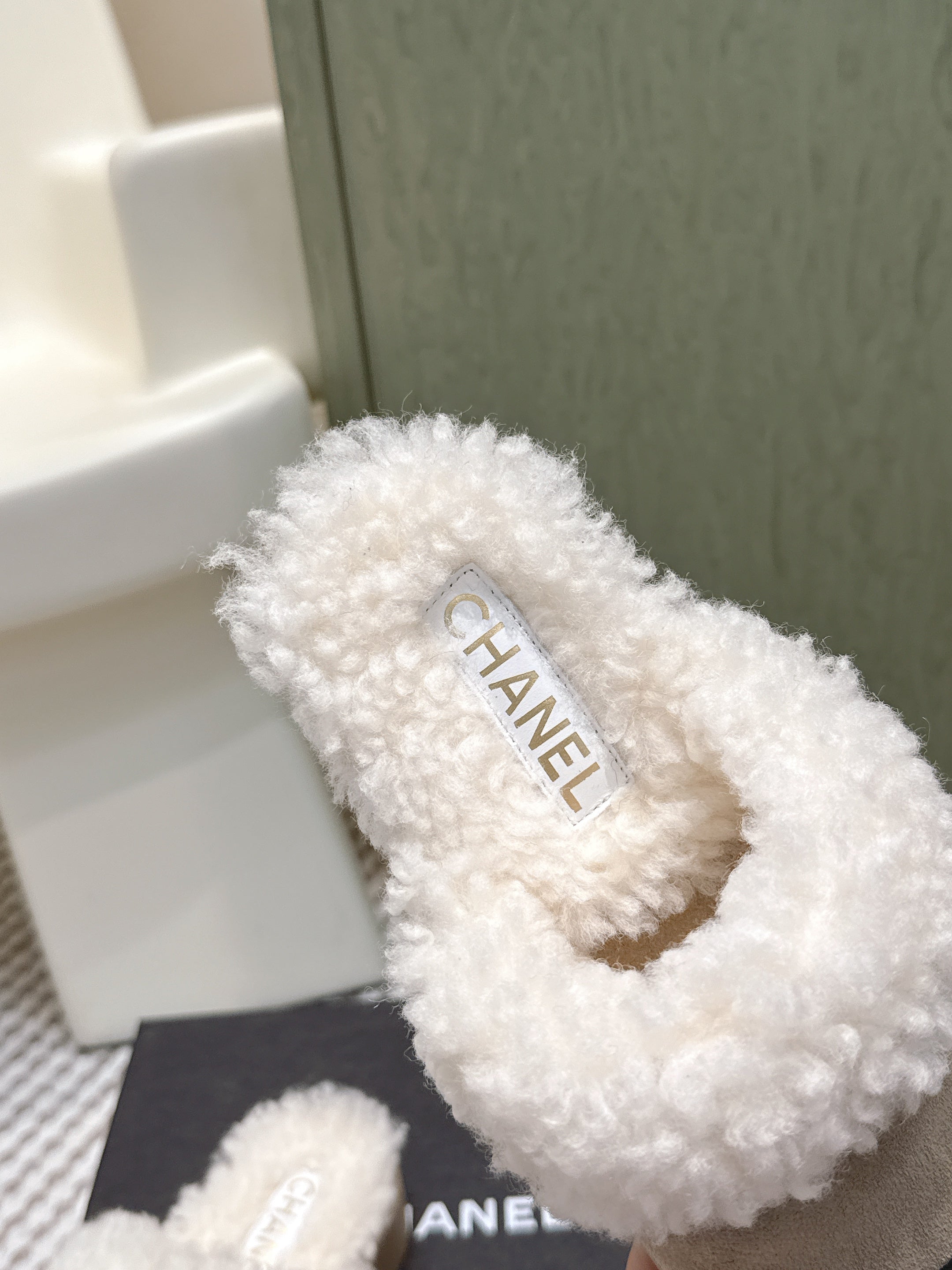 CHANEL 25S INDOOR SLIPPERS IN BEIGE AND BLACK SUEDE FUR-LINED
