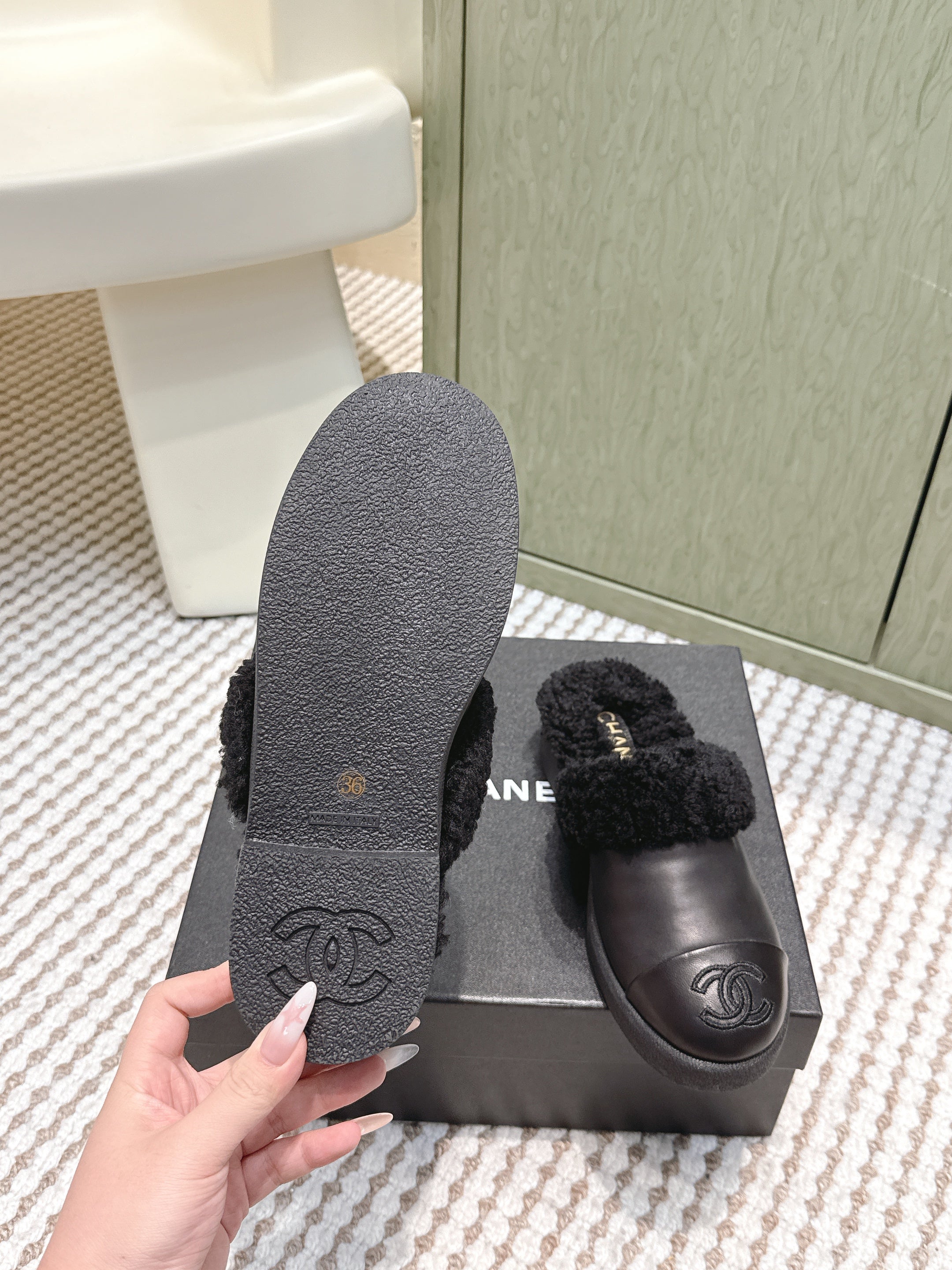 CHANEL 25S INDOOR SLIPPERS IN BLACK CALFSKIN FUR-LINED