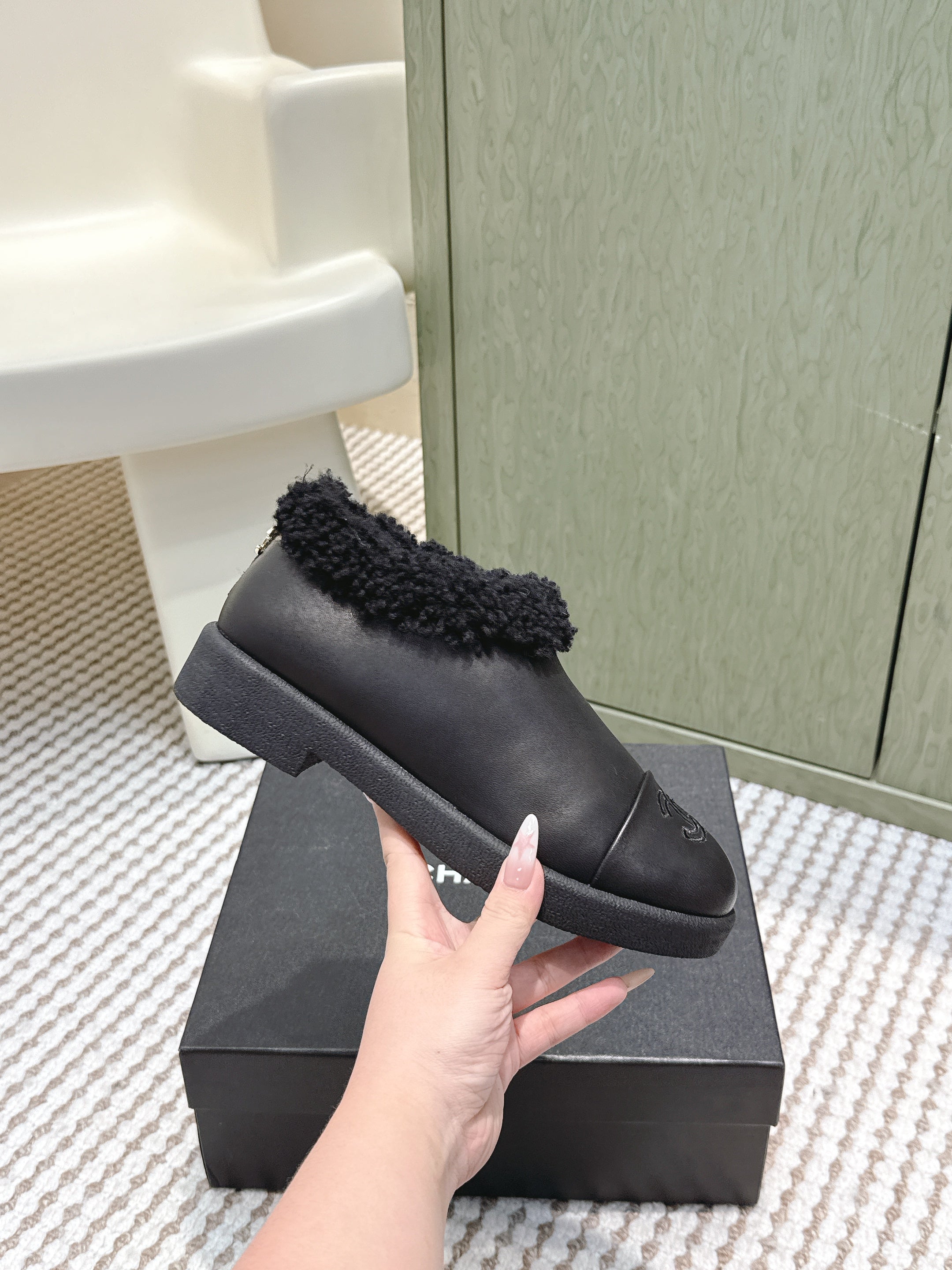 CHANEL 25S SHORT BOOTS IN BLACK CALFSKIN WITH SHEEPSKIN LINING