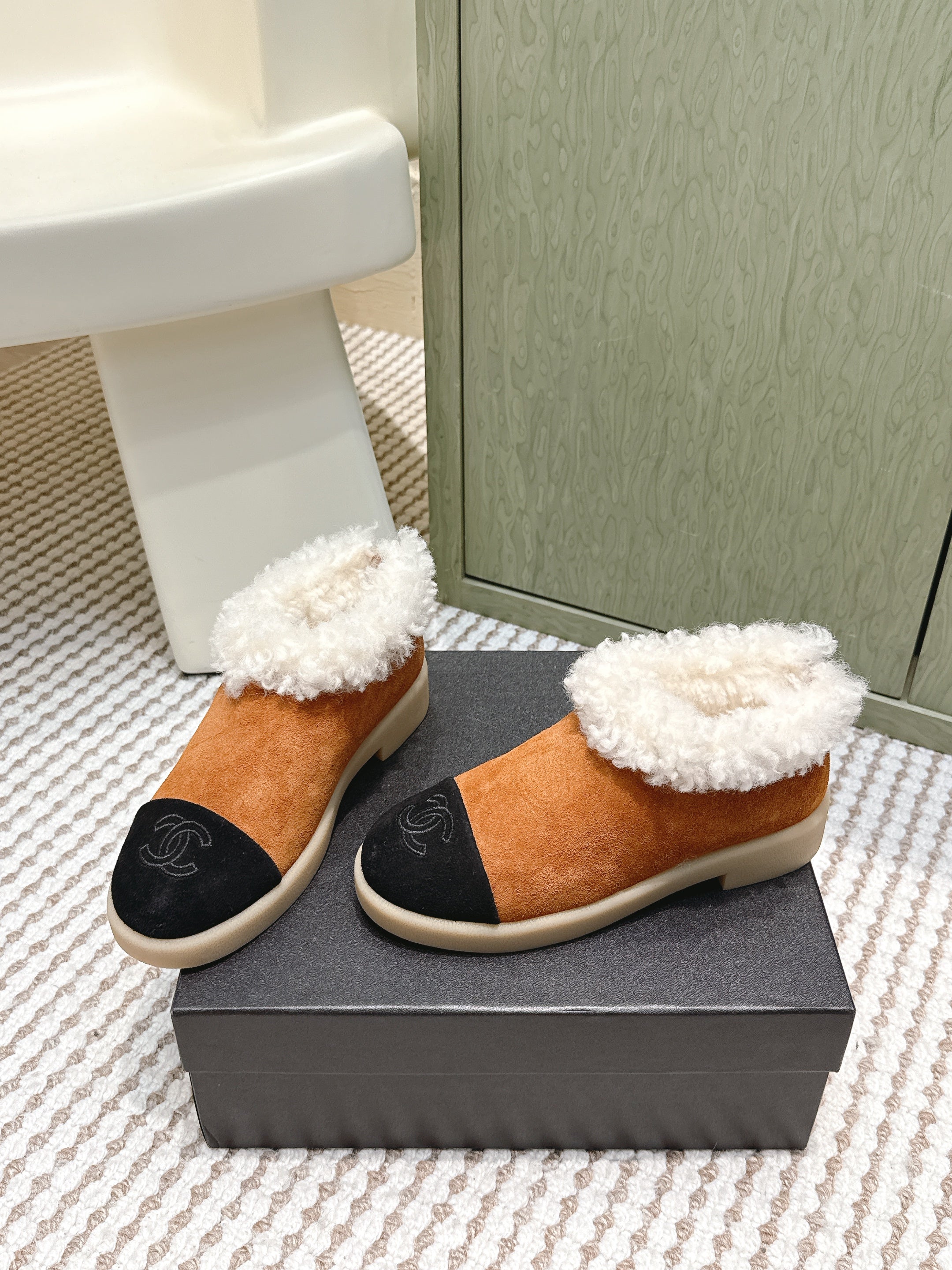 CHANEL 25S SHORT SUEDE BOOTS IN CARAMEL AND BLACK WITH SHEEPSKIN LINING