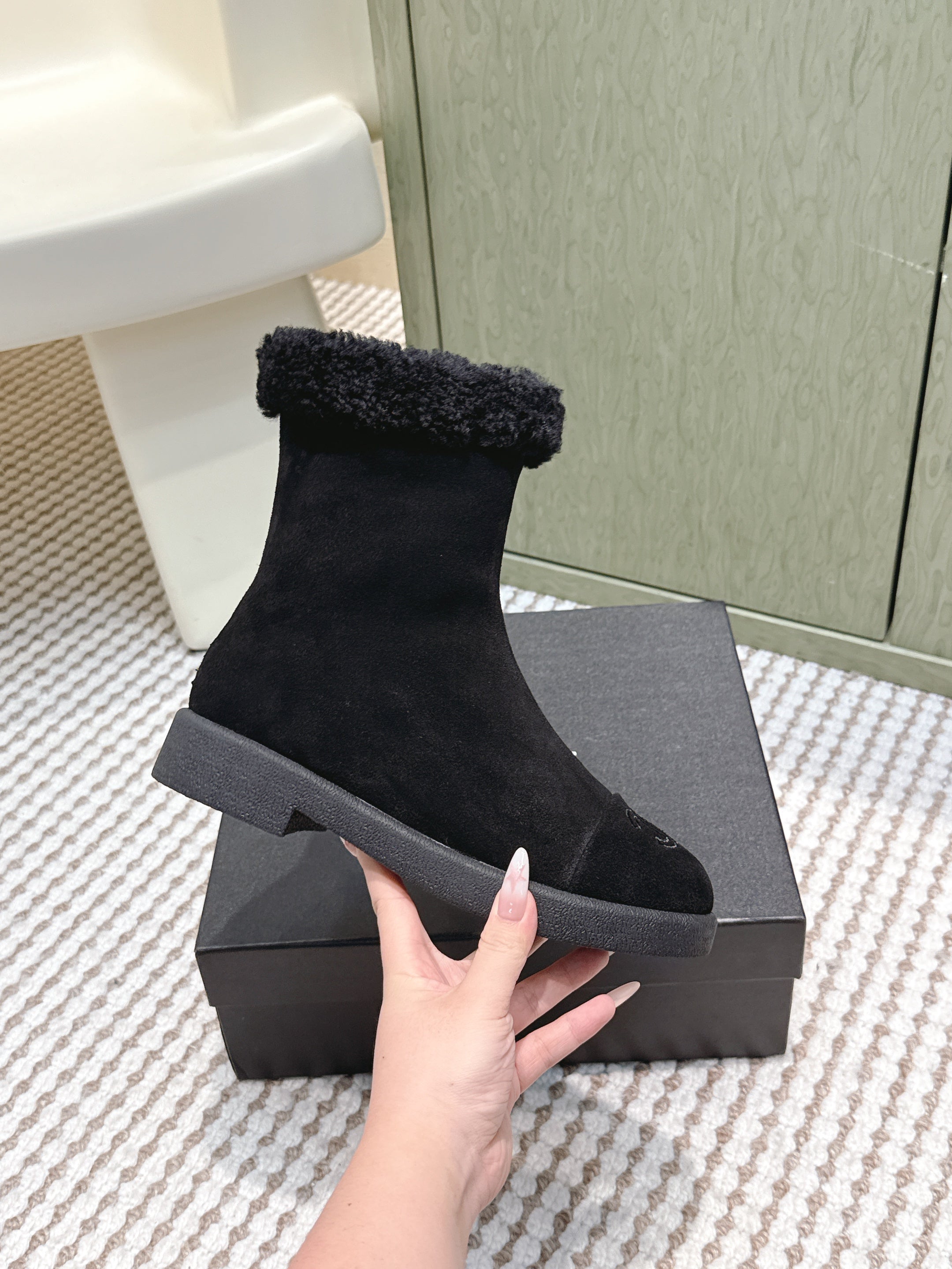 CHANEL 25S CALF-HIGH BOOTS IN BLACK SUEDE LINED WITH SHEEPSKIN