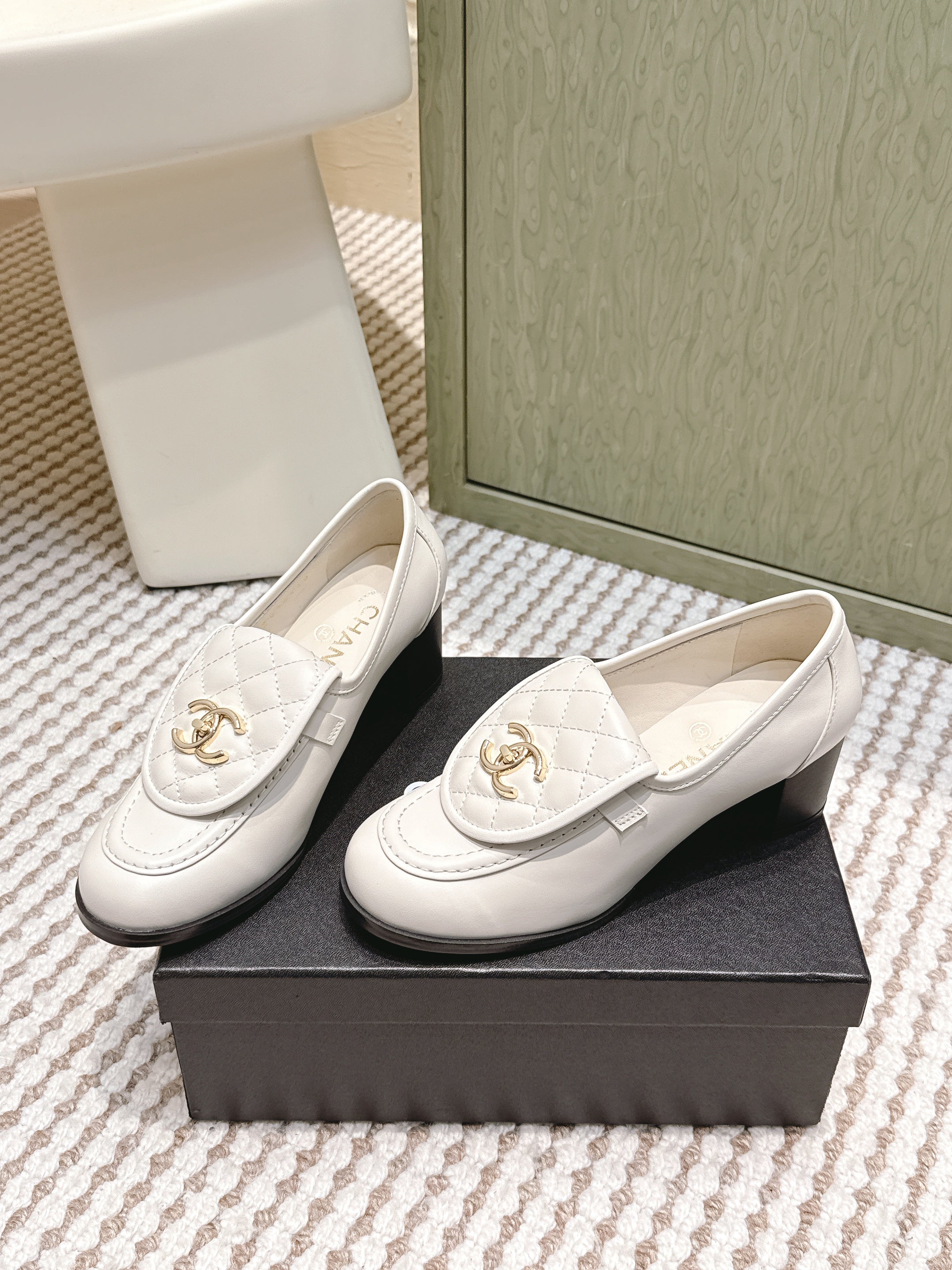 CHANEL 25S LOAFERS MOCCASIN 65MM IN WHITE CALFSKIN GOLD HARDWARE