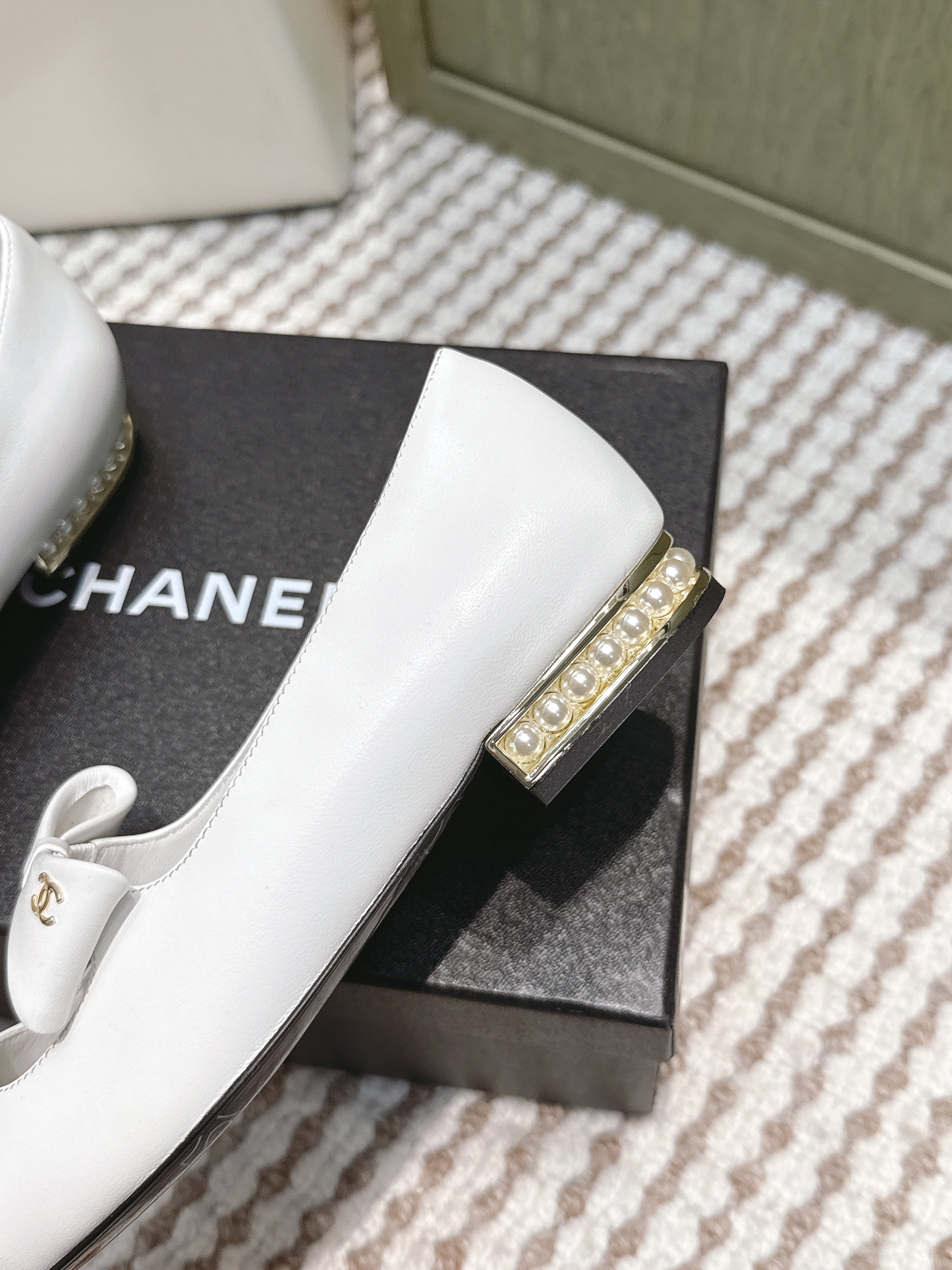 CHANEL 25S MARY JANE BALLET FLATS IN WHITE LAMBSKIN BLACK PATENT CAP TOE WITH BOW