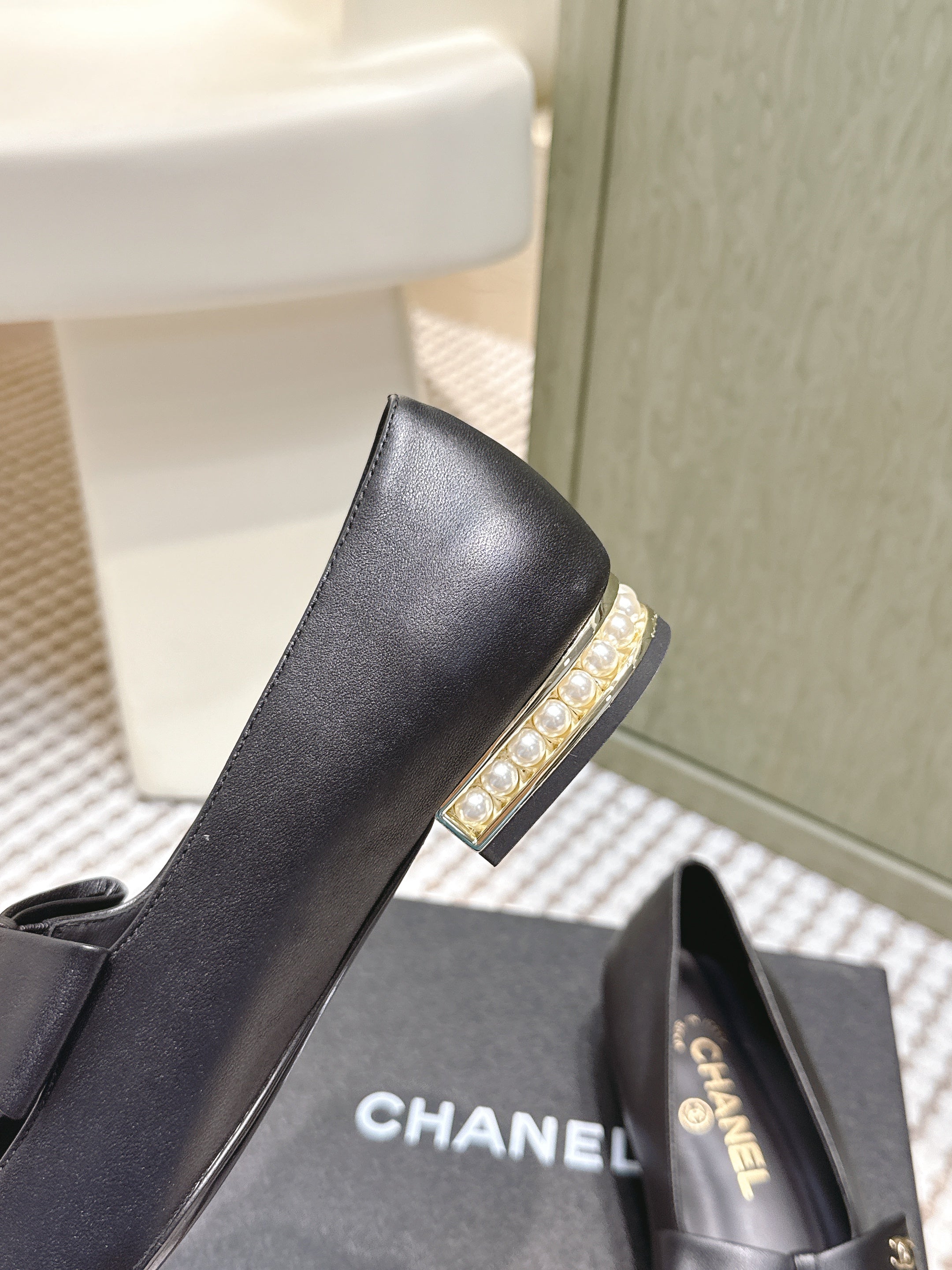 CHANEL 25S MARY JANE BALLET FLATS IN BLACK LAMBSKIN PATENT CAP TOE WITH BOW