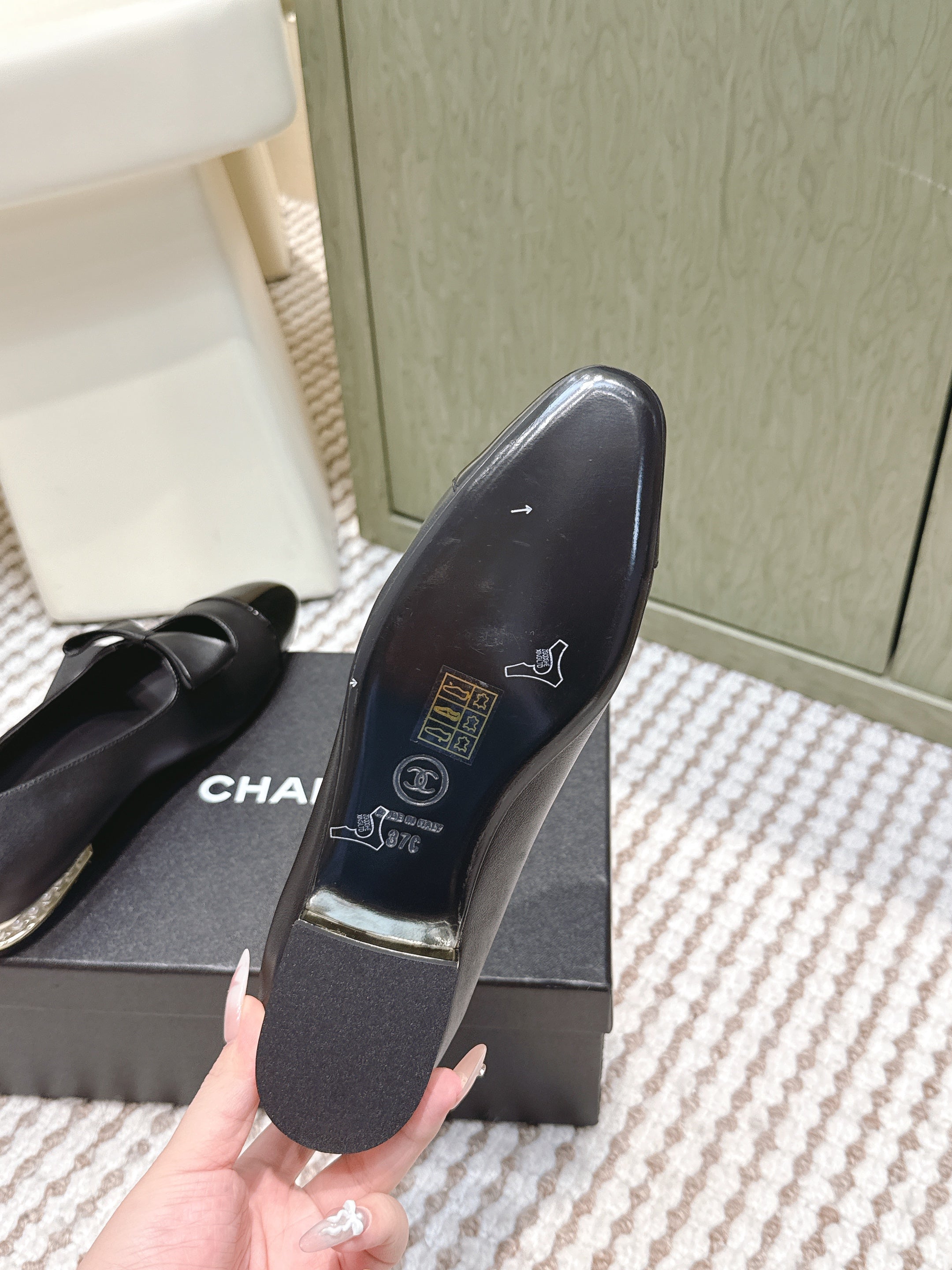 CHANEL 25S MARY JANE BALLET FLATS IN BLACK LAMBSKIN PATENT CAP TOE WITH BOW