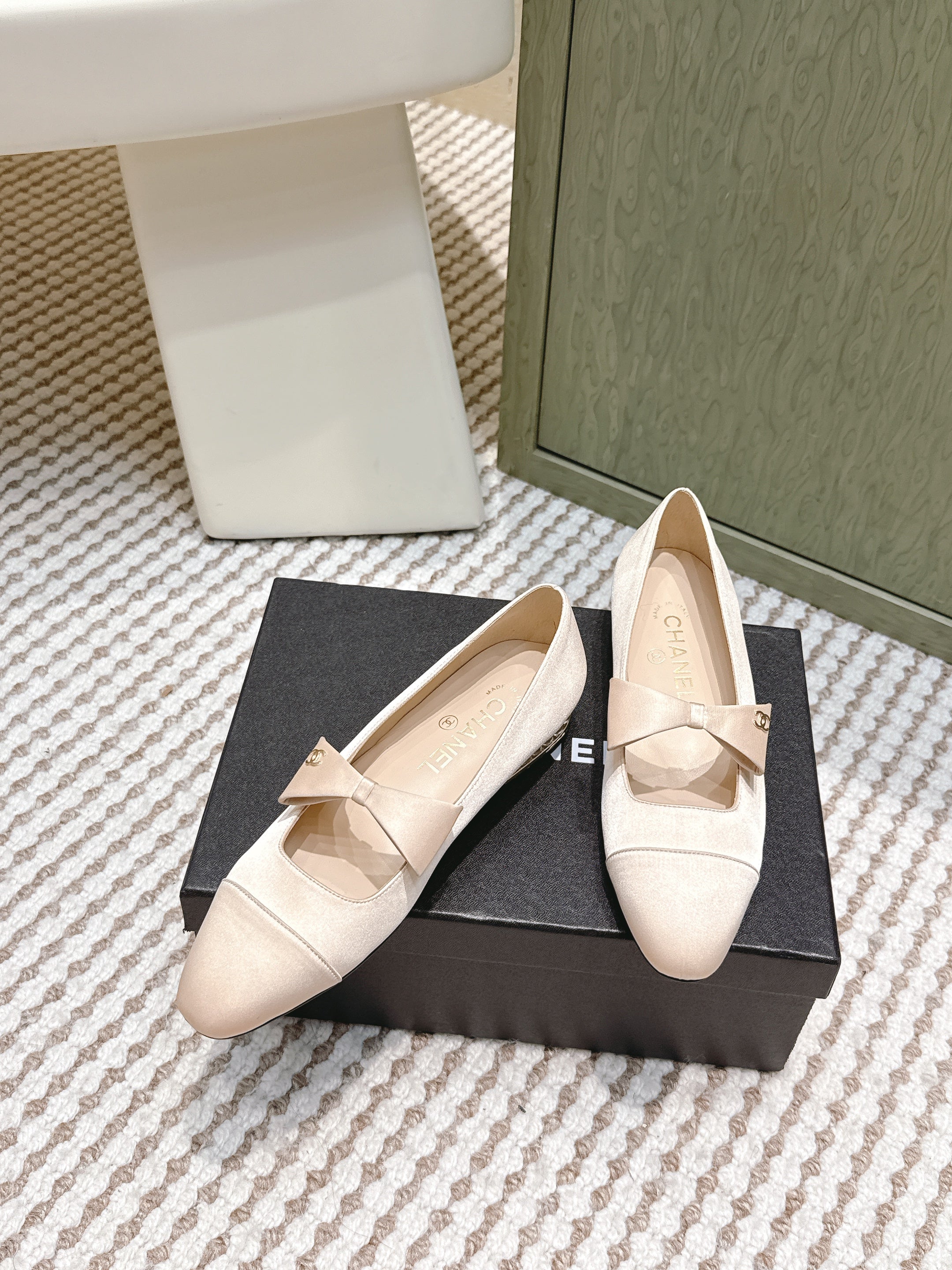 CHANEL 25S MARY JANE BALLET FLATS IN BEIGE SILK WITH BOW