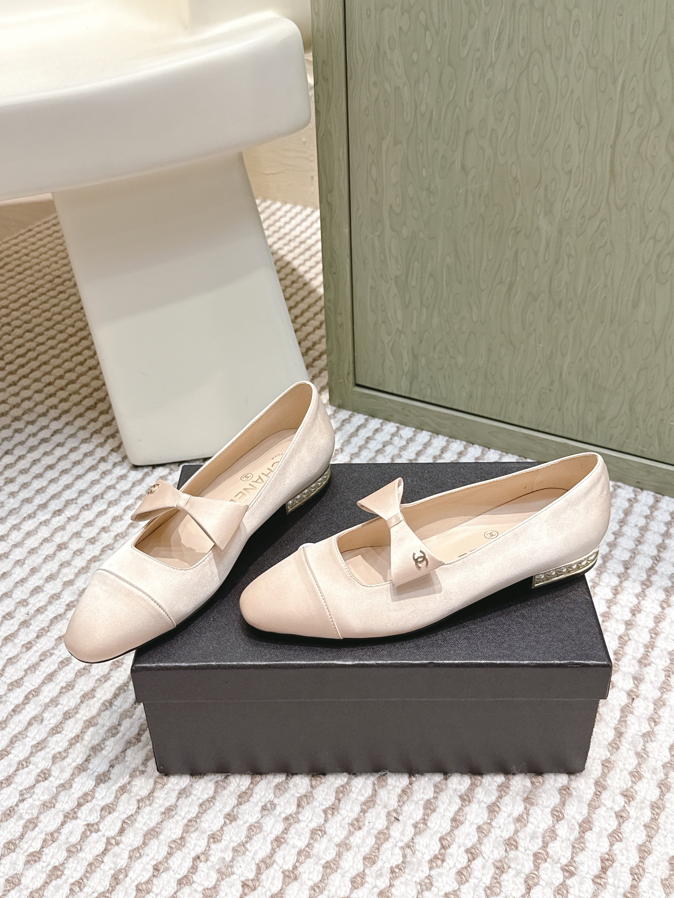 CHANEL 25S MARY JANE BALLET FLATS IN BEIGE SILK WITH BOW