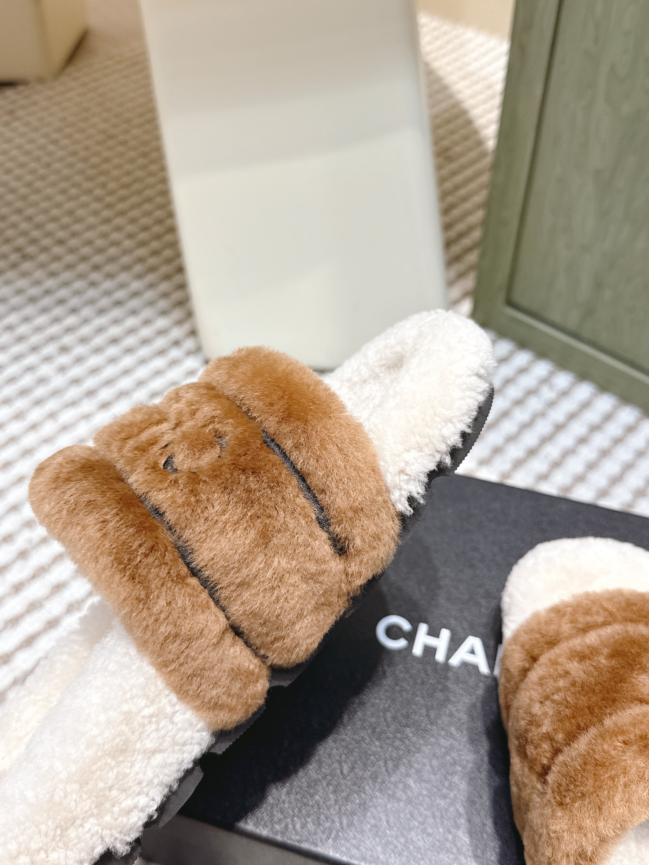 CHANEL 25S FLUFFY SLIDERS IN BEIGE AND CARAMEL