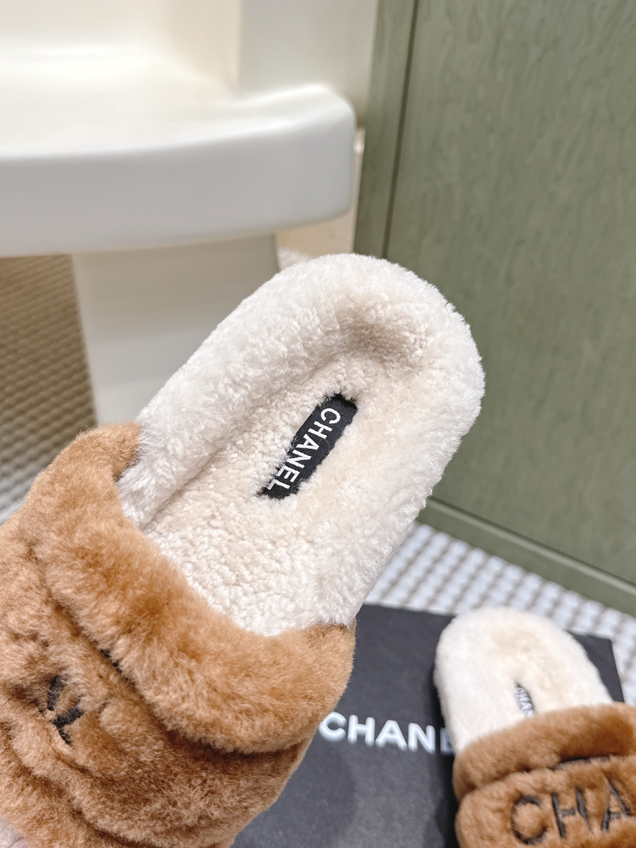 CHANEL 25S FLUFFY SLIDERS IN BEIGE AND CARAMEL