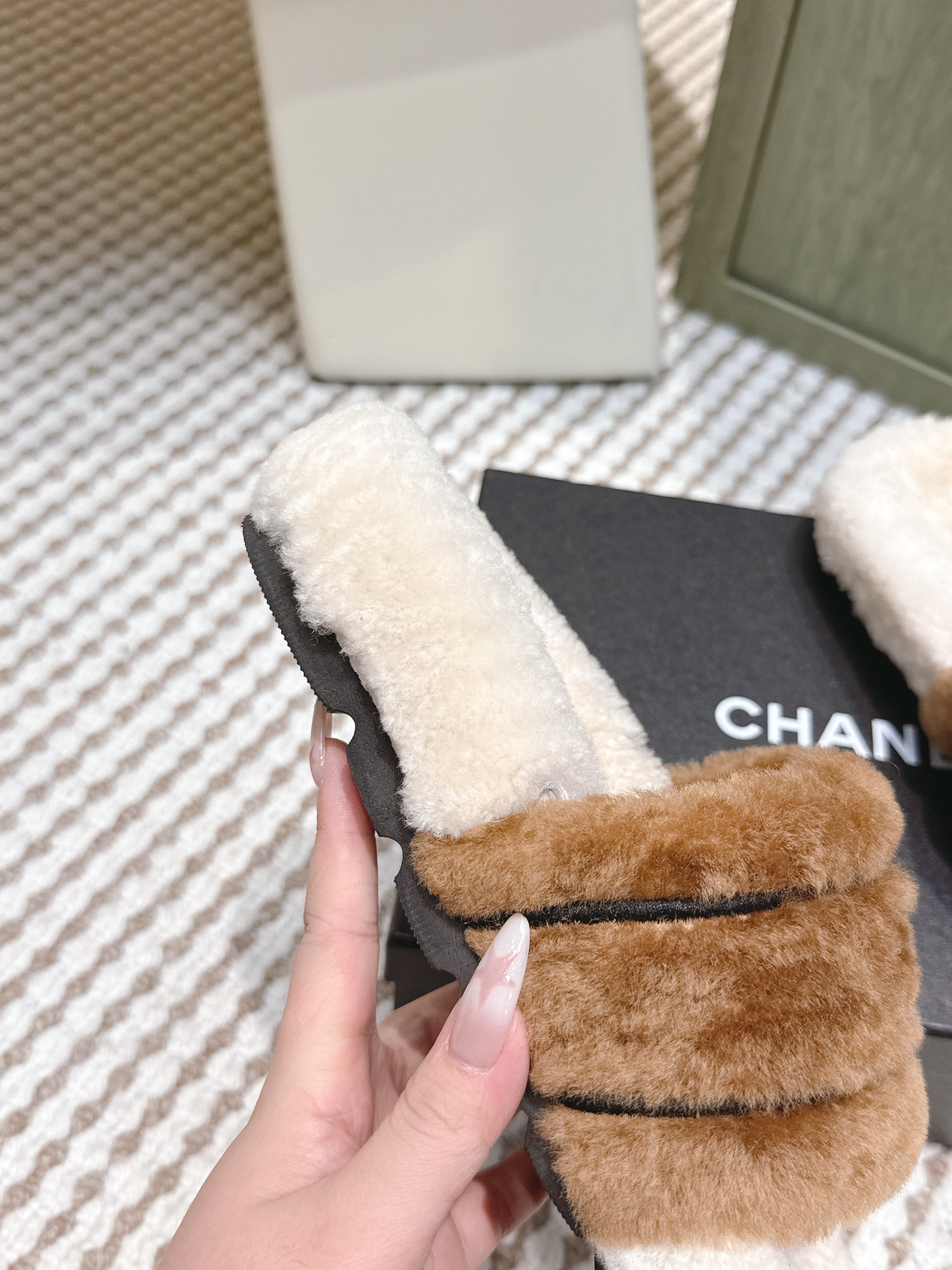 CHANEL 25S FLUFFY SLIDERS IN BEIGE AND CARAMEL