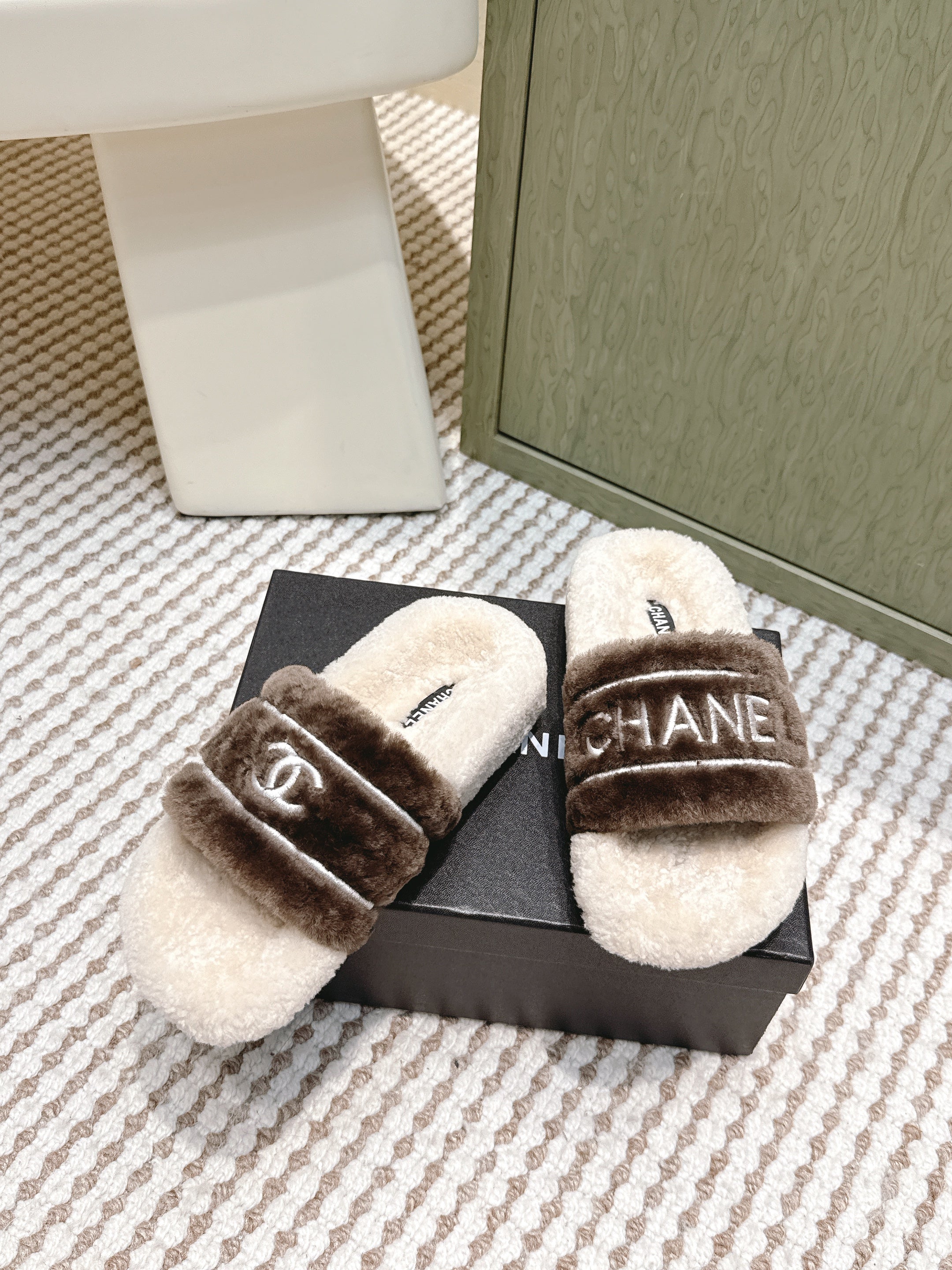CHANEL 25S FLUFFY SLIDERS IN BEIGE AND BROWN
