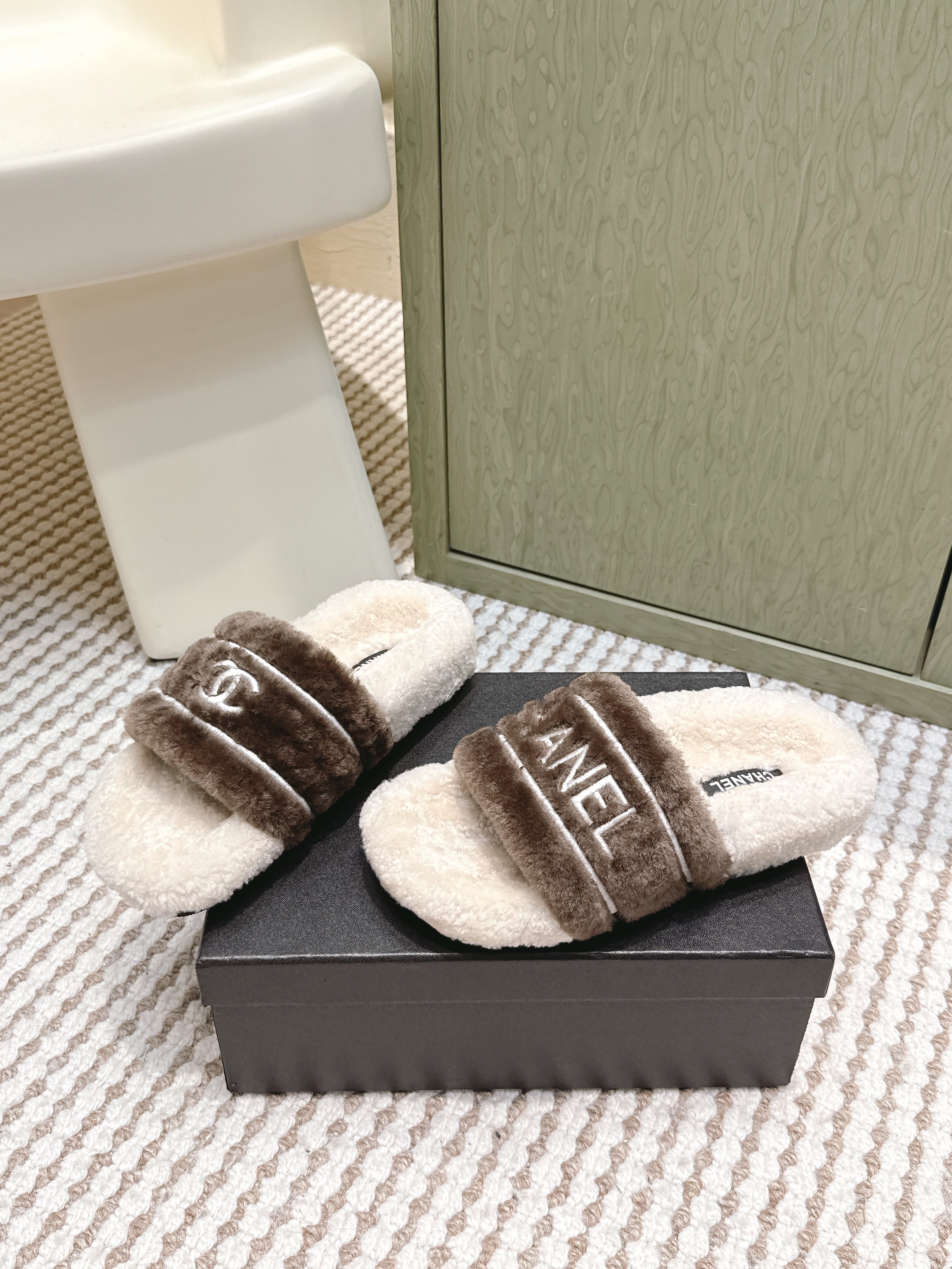 CHANEL 25S FLUFFY SLIDERS IN BEIGE AND BROWN