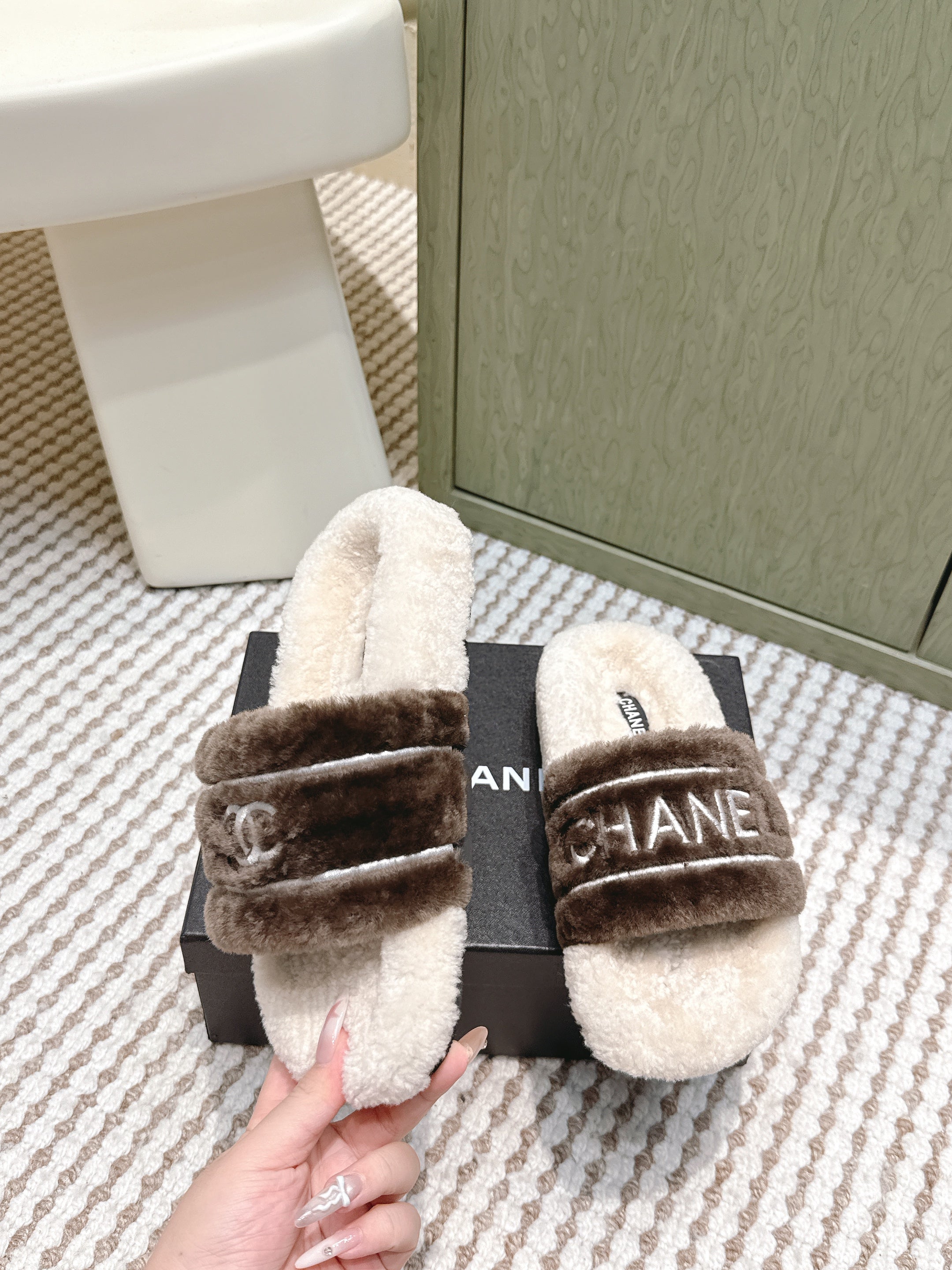 CHANEL 25S FLUFFY SLIDERS IN BEIGE AND BROWN